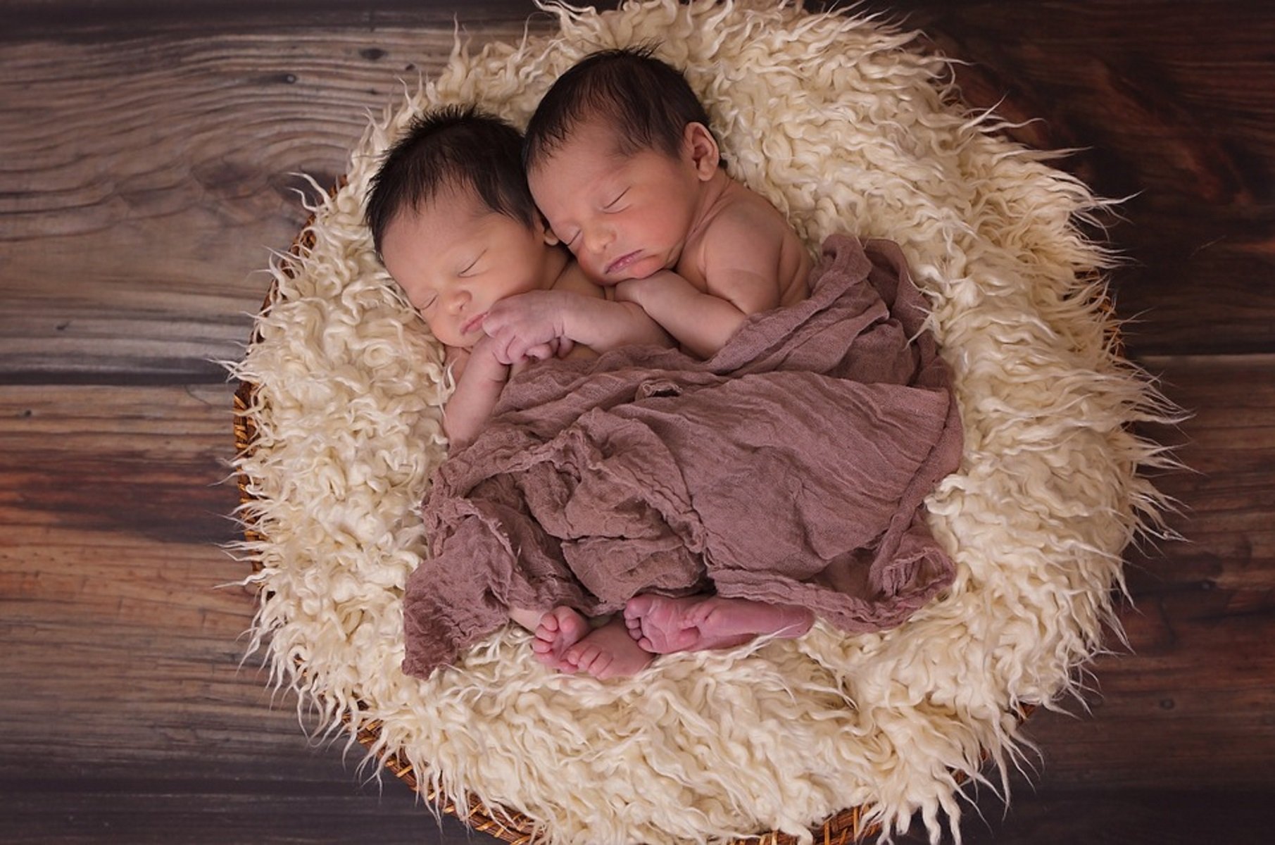 Dos gemelos prematuros salvan la vida gracias a un abrazo