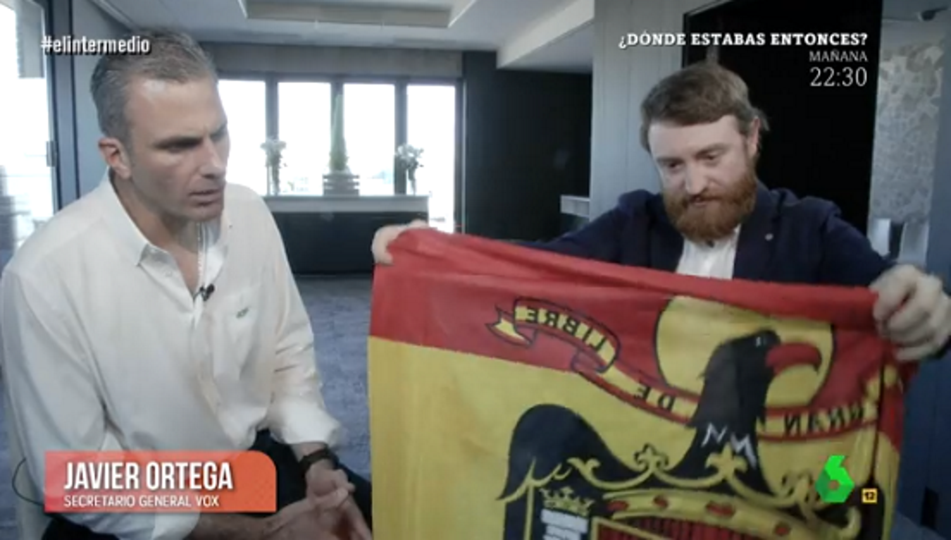 ‘El Intermedio’ ridiculitza el líder de VOX i li regala una bandera franquista