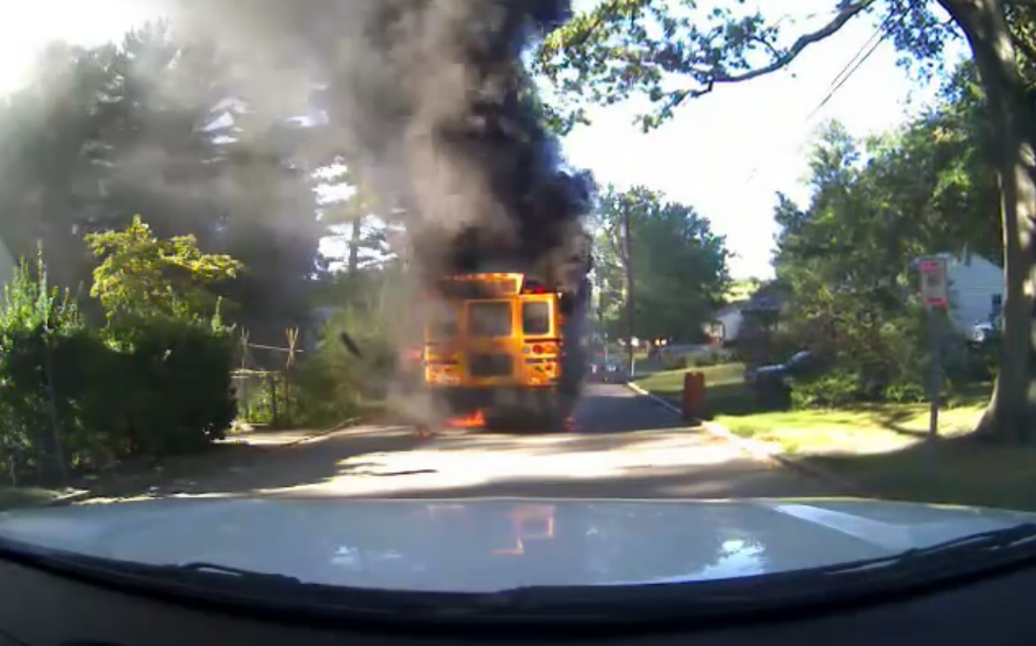 Una conductora de bus escolar salva 20 nens de les flames