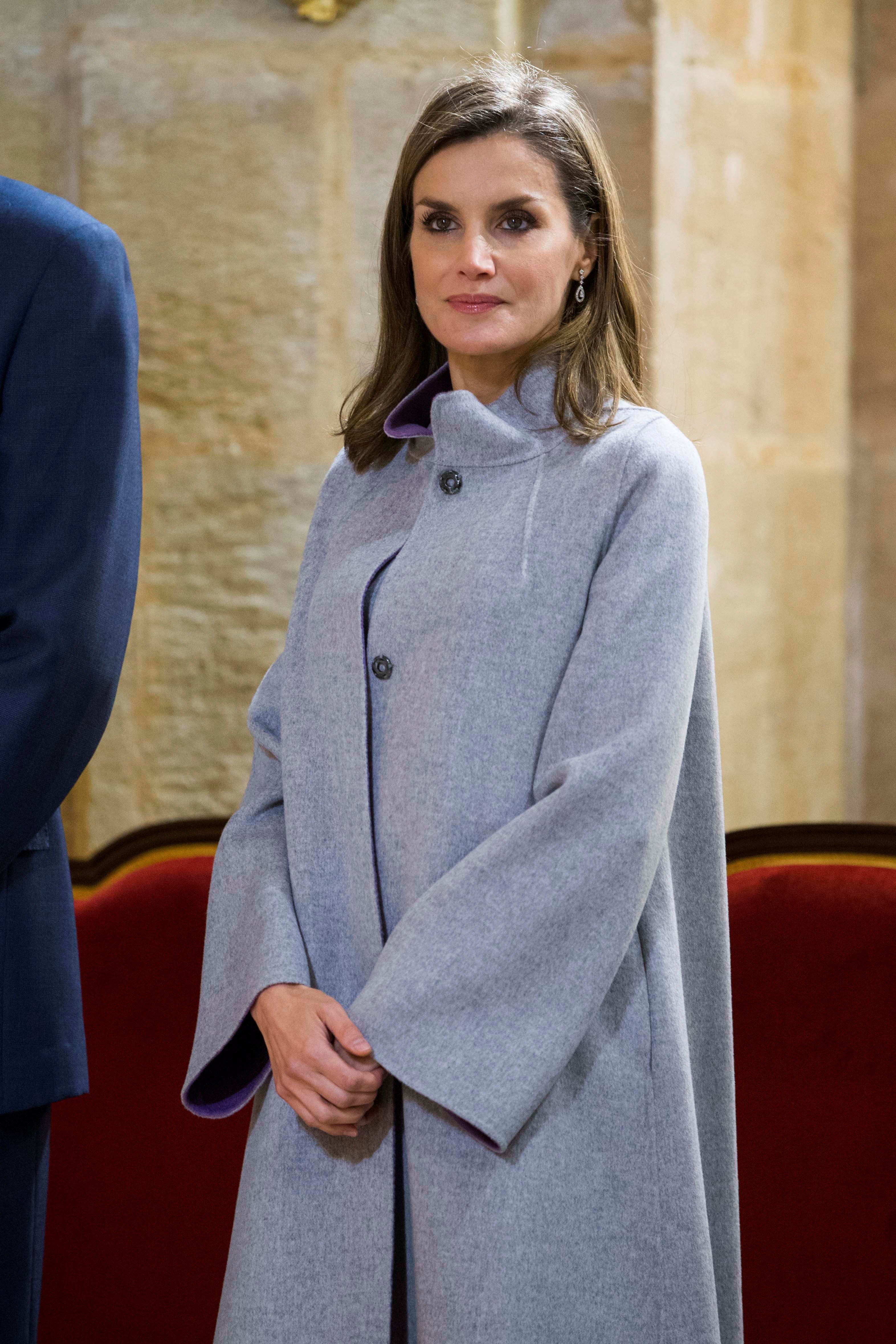 Letizia sigue poco protocolaria enseñando piernas en la iglesia