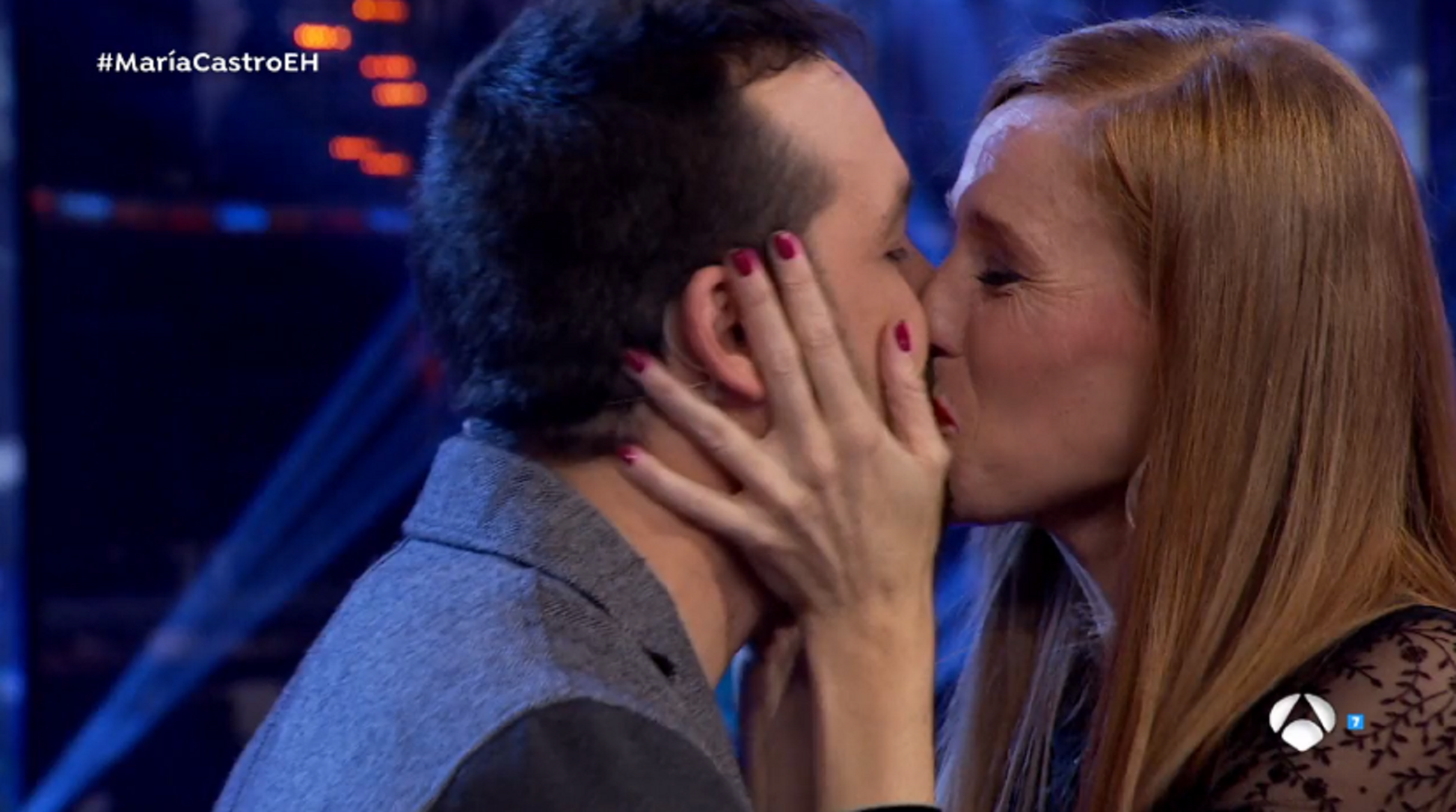La romántica pedida de mano en directo a María Castro