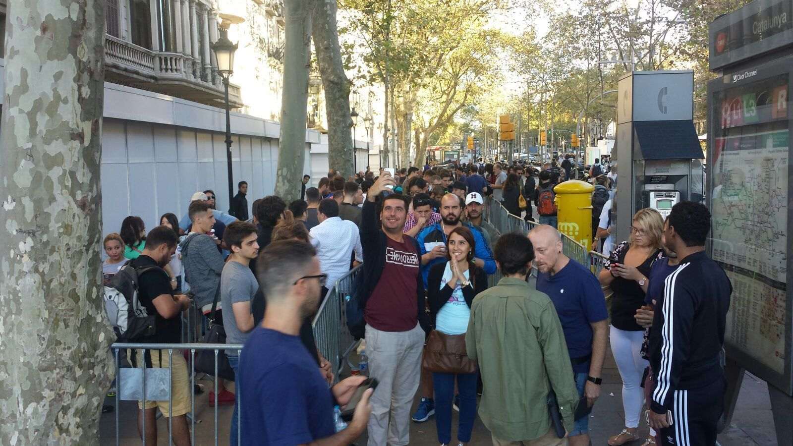 Largas colas en Barcelona para comprar el iPhone 7
