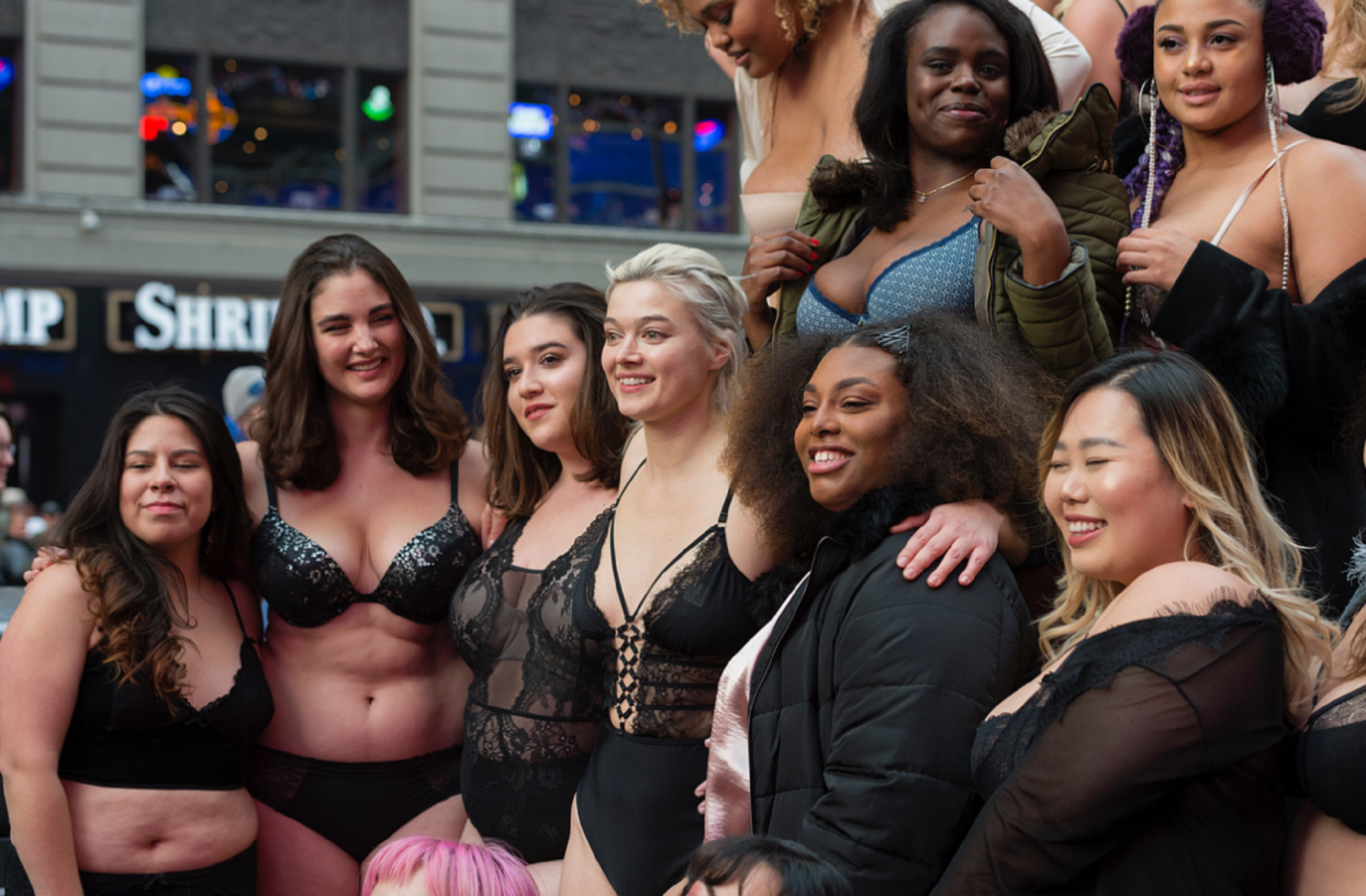 Modelos de tallas grandes paralizan Times Square en contra de Victoria's Secret