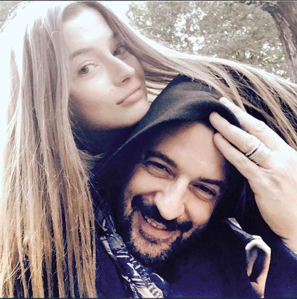 Ella se'n va a comprar tabac i ell la veu amb un altre per Instagram