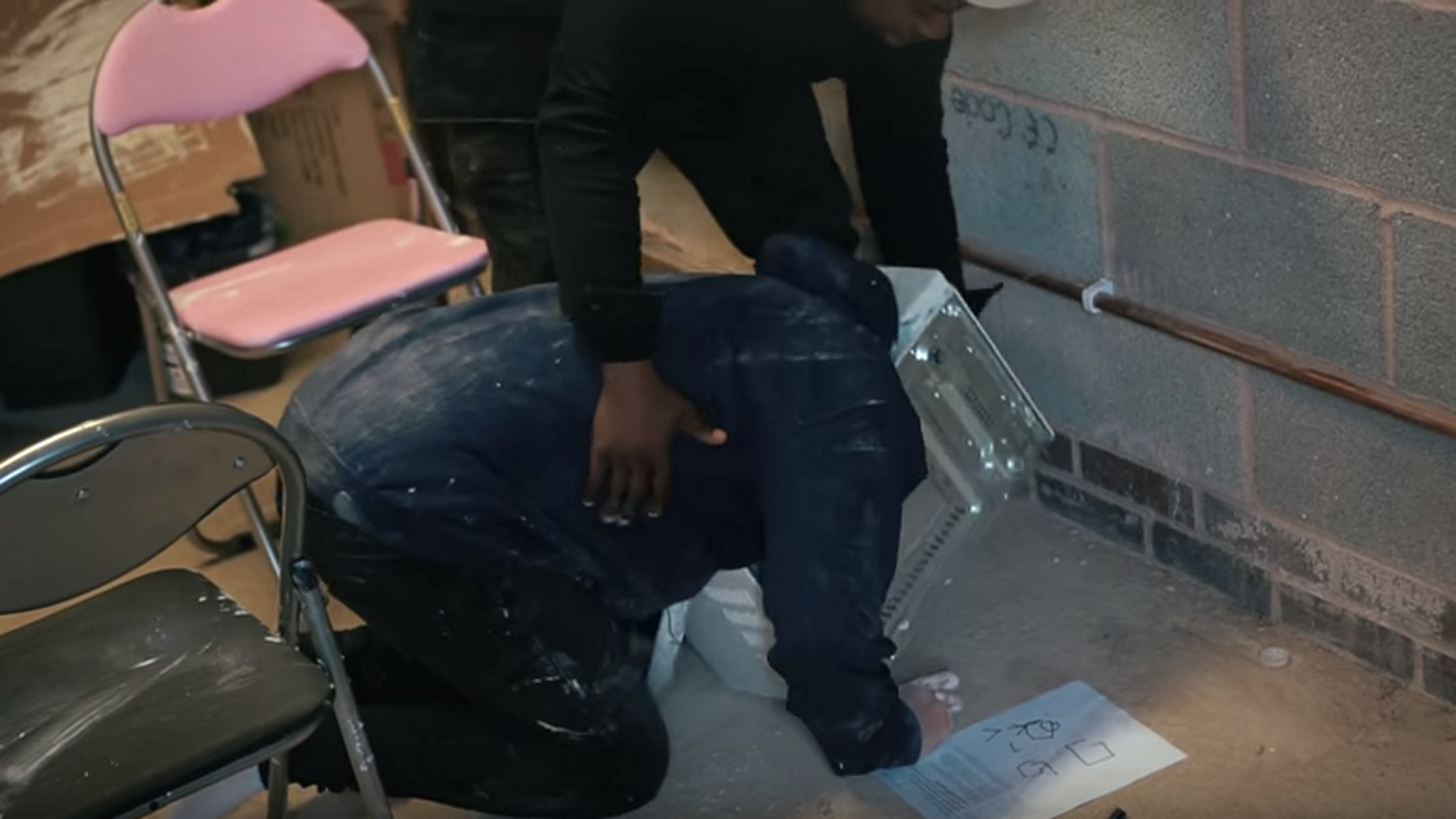 Un 'youtuber' se juega la vida metiendo la cabeza en un microondas lleno de cemento