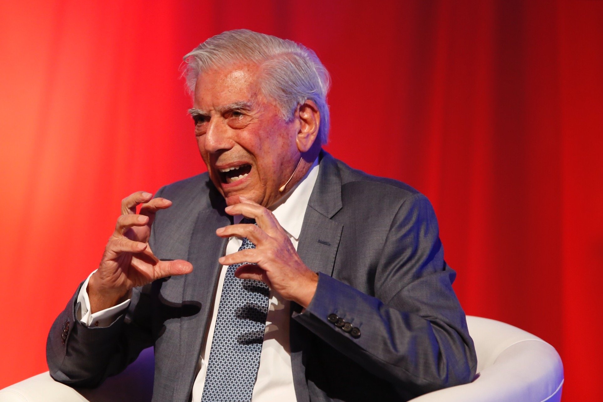 Vargas Llosa, furiós amb els que volen cremar Felip VI