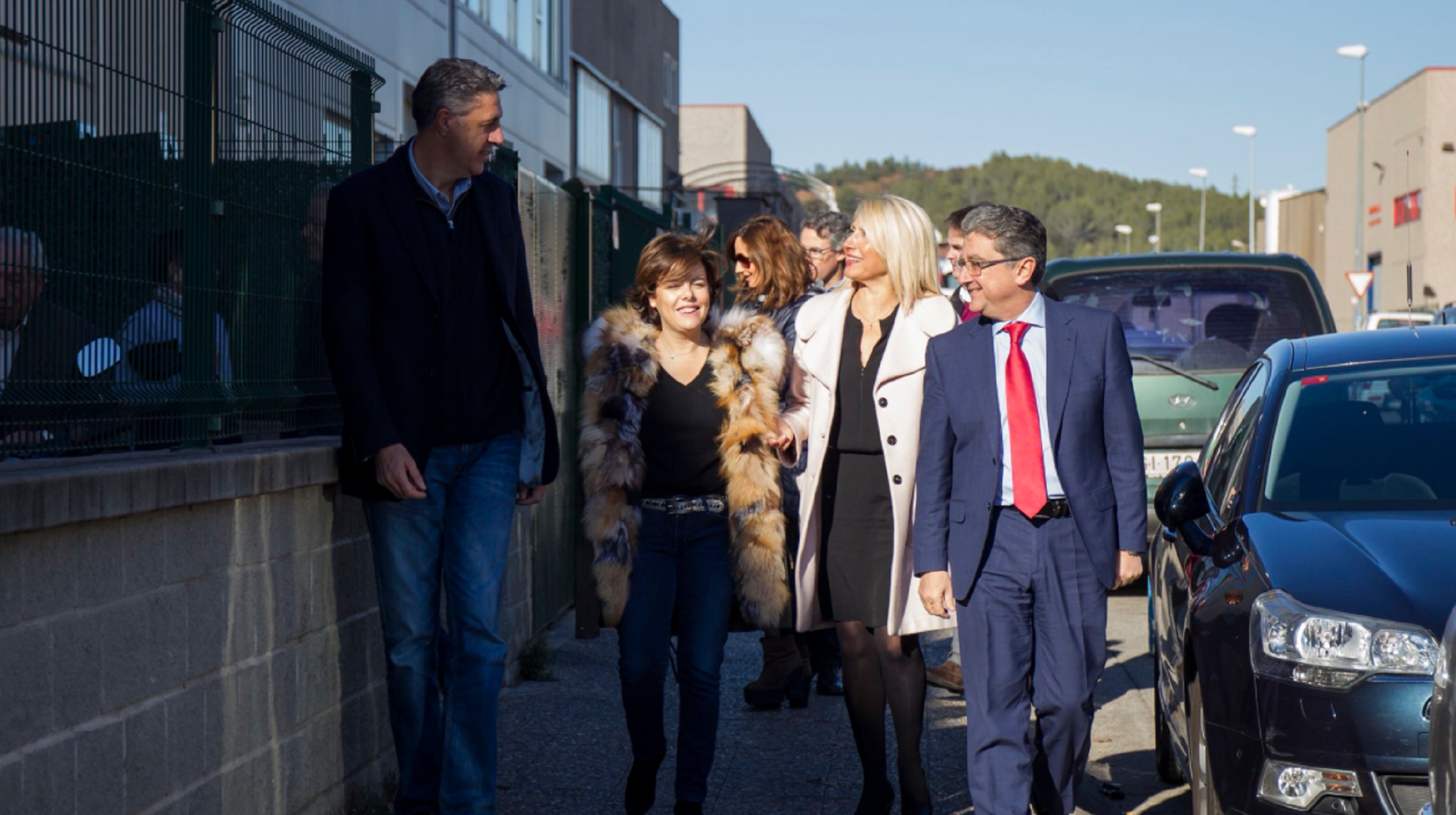 Soraya passeja de campanya per Girona amb un abric de pells