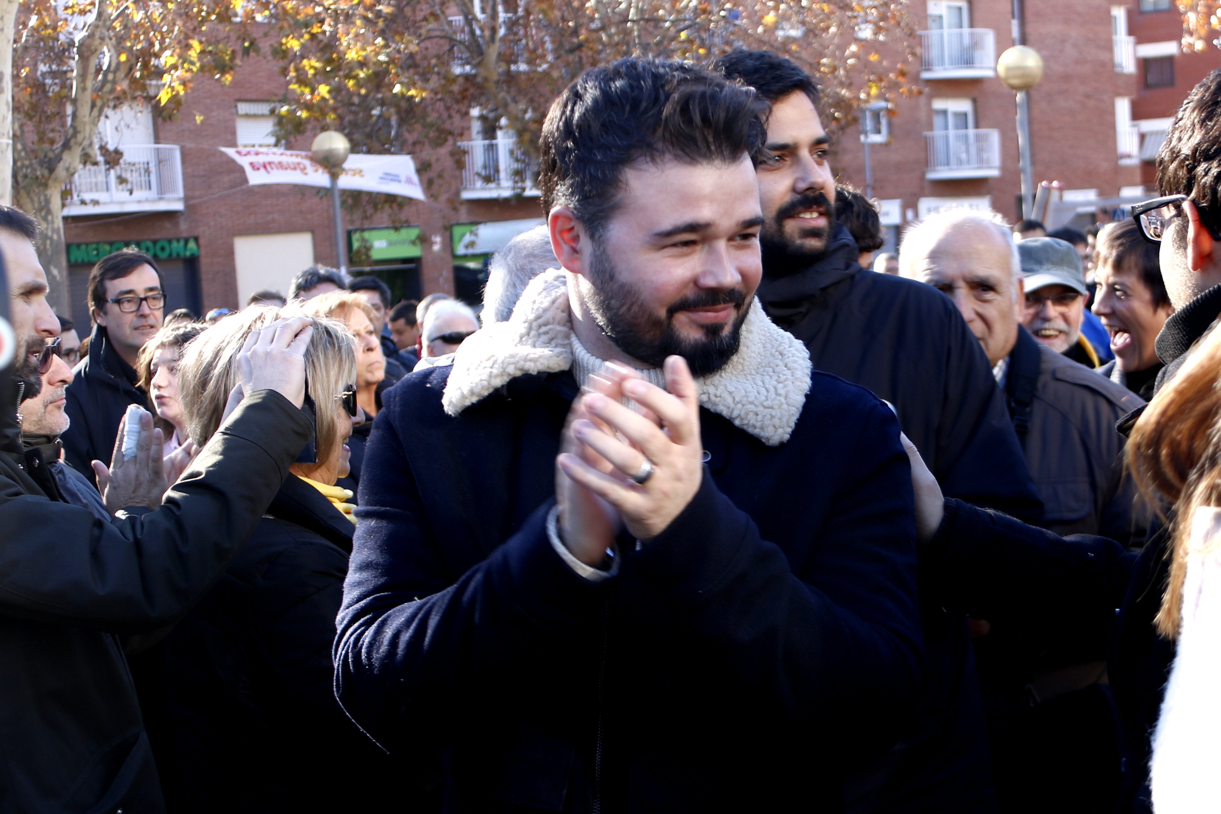 Rufián, Mainat y Toni Soler defienden el documental de Serrat en TV3