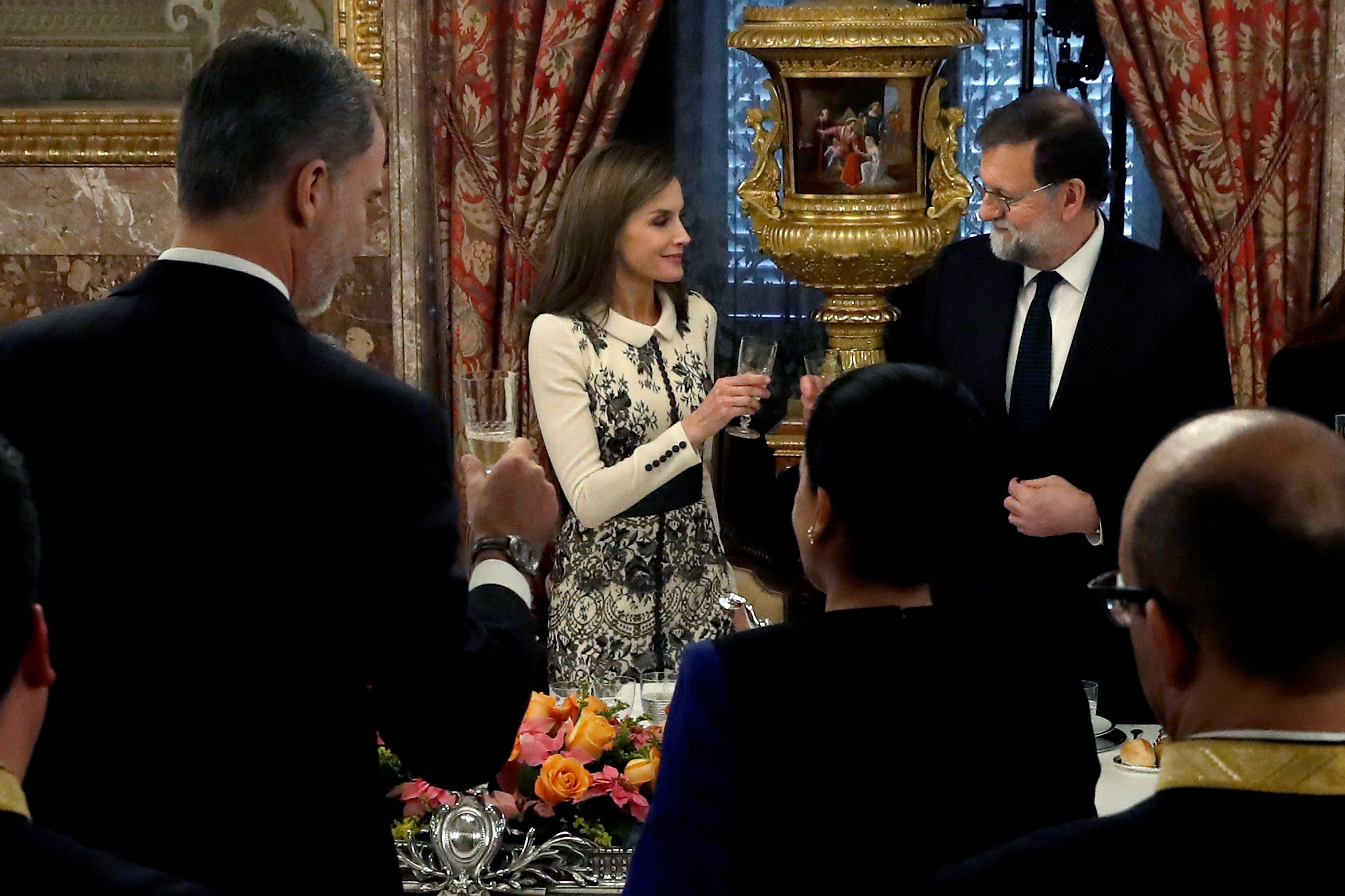 Letícia brinda amb Rajoy mentre critiquen la seva convidada