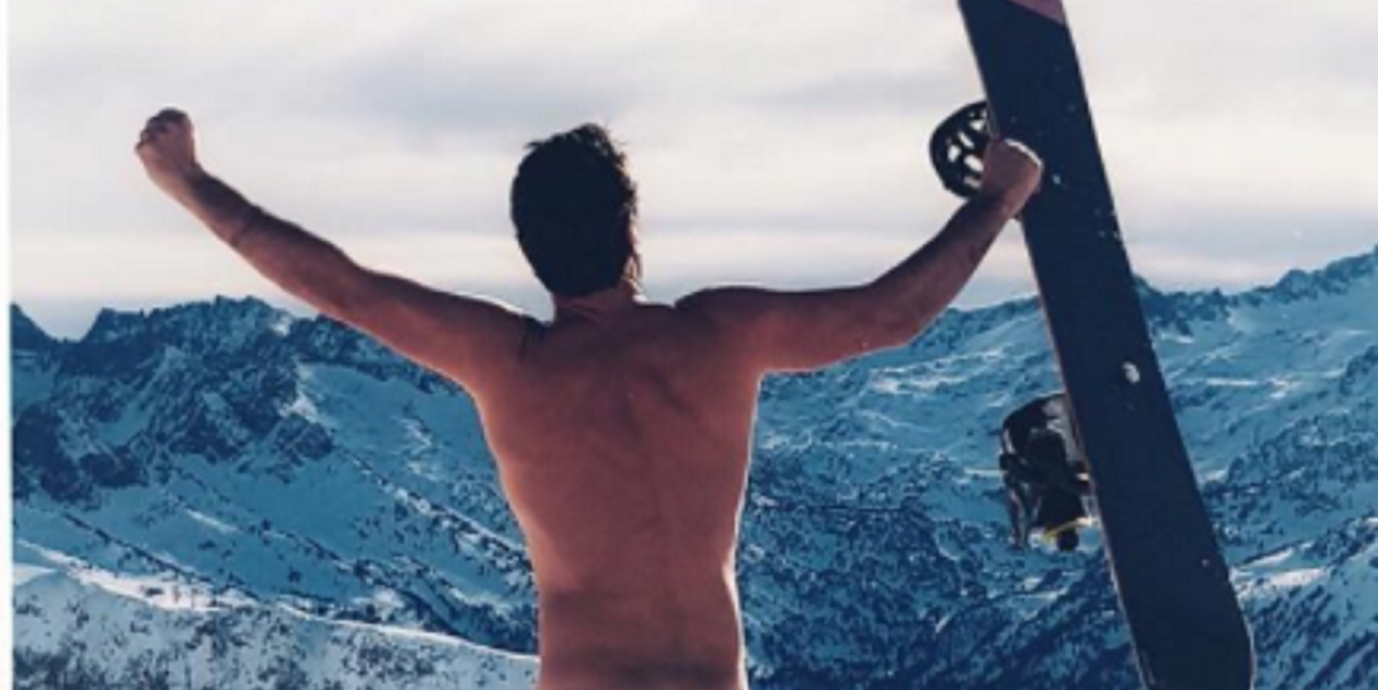 Arturo saluda al 2018 completamente desnudo