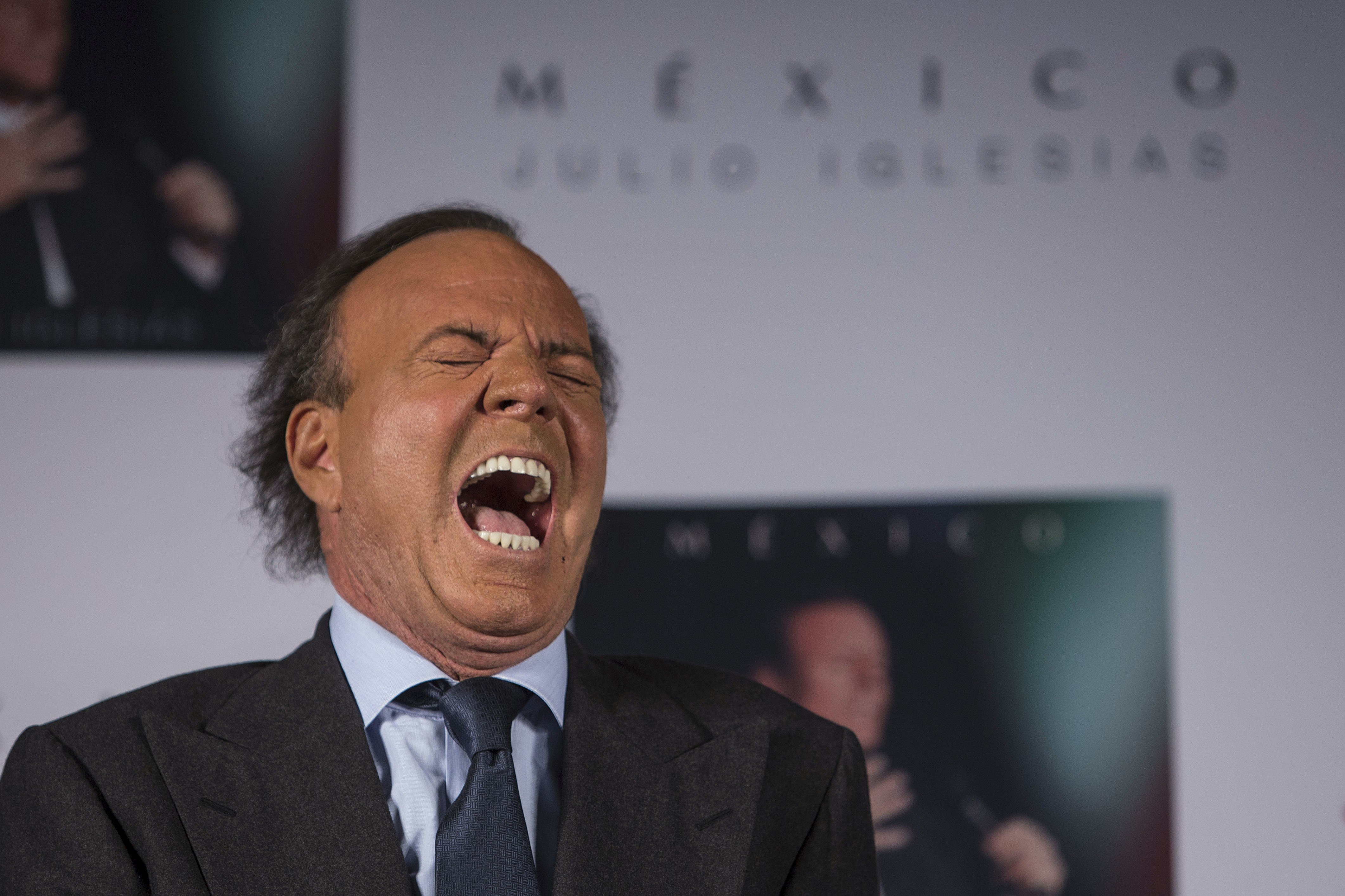 Julio Iglesias ja no és així, als 80 anys nova imatge amb bigoti, igual que el pare