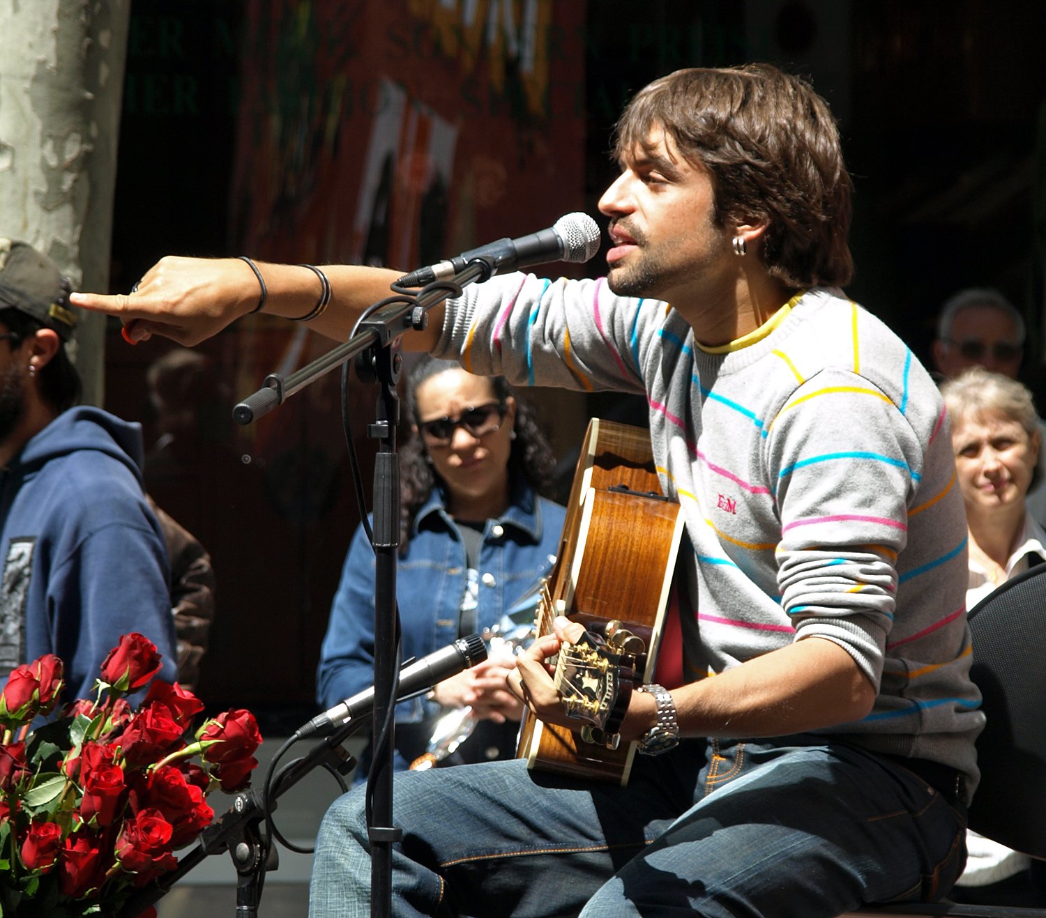 Manu Guix acusat d’odiar el castellà per cantar en català