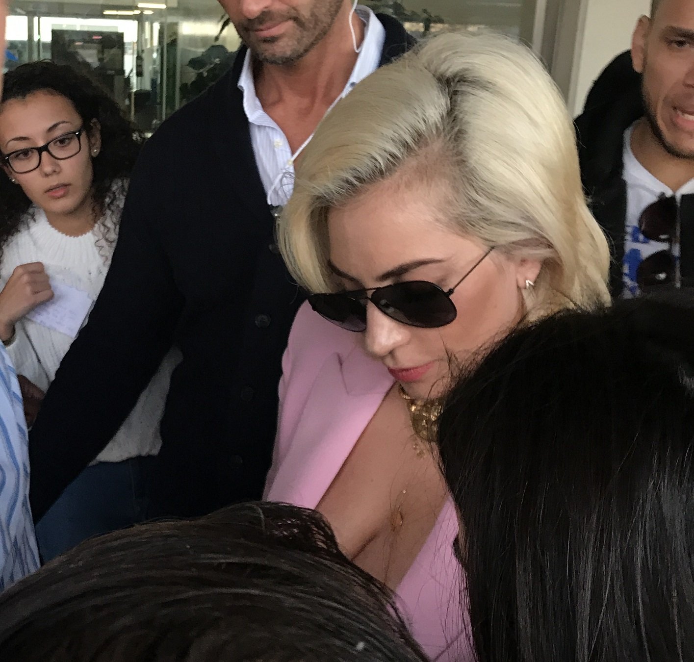 Lady Gaga llega a Barcelona con un escote de vértigo