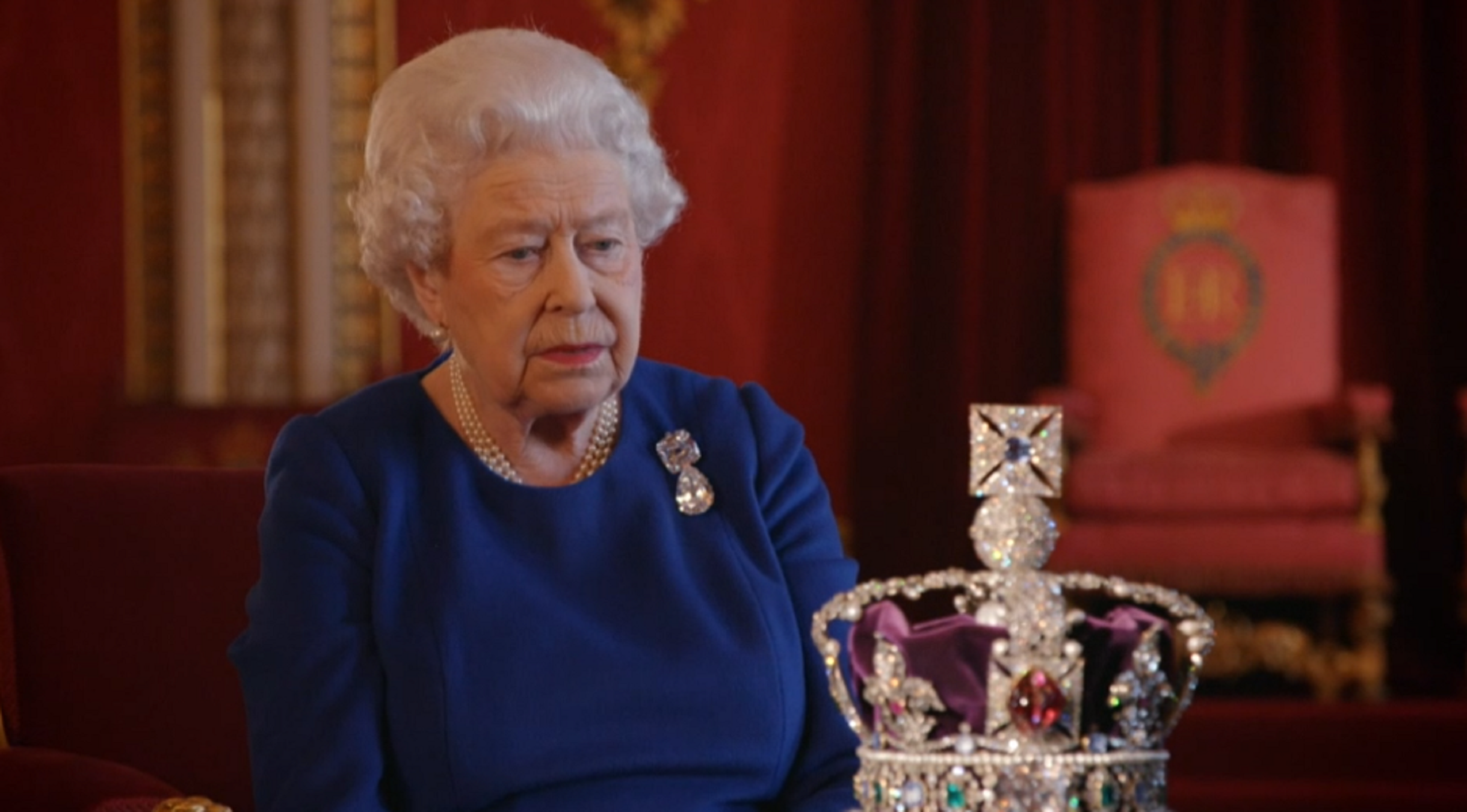 Isabel II: "Llevar la corona es un peligro"