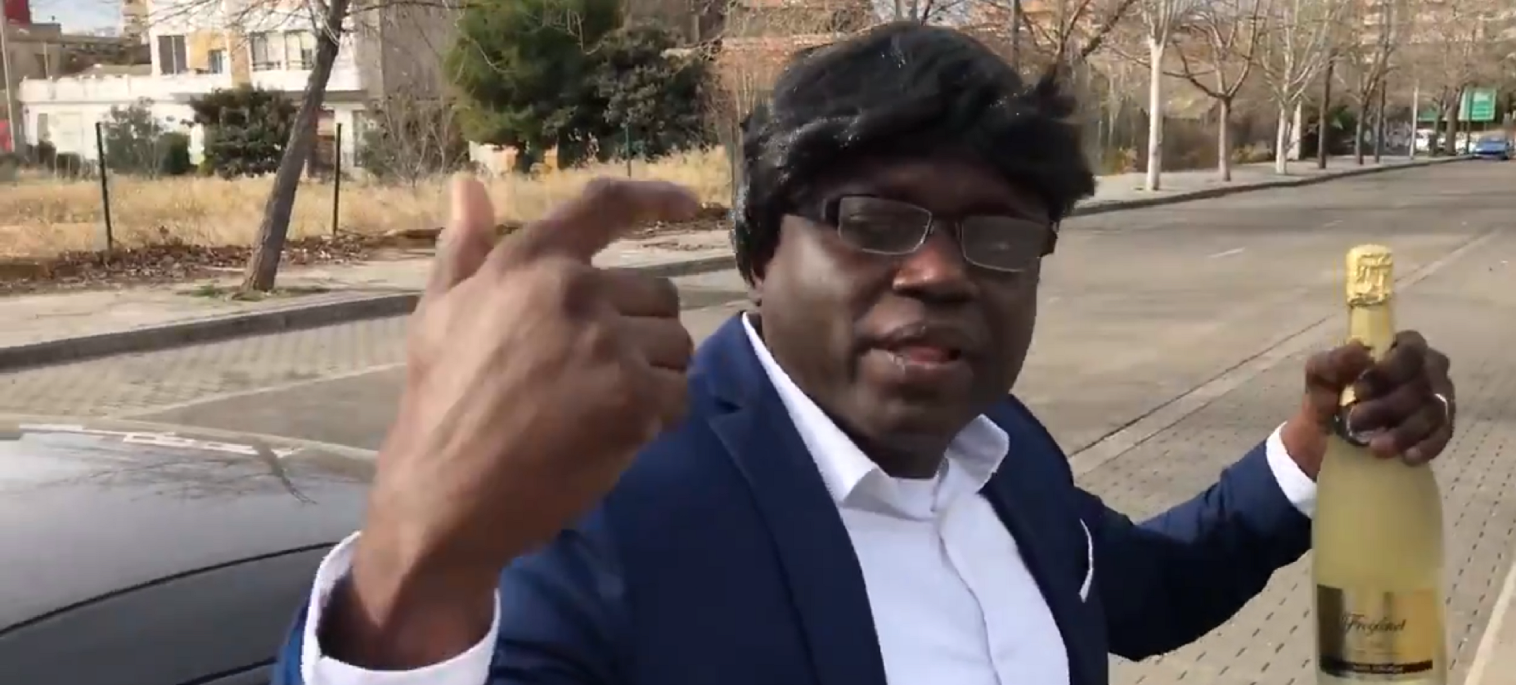 Un viral ridiculiza a Puigdemont de senegalés con peluca, cava y pantumaca