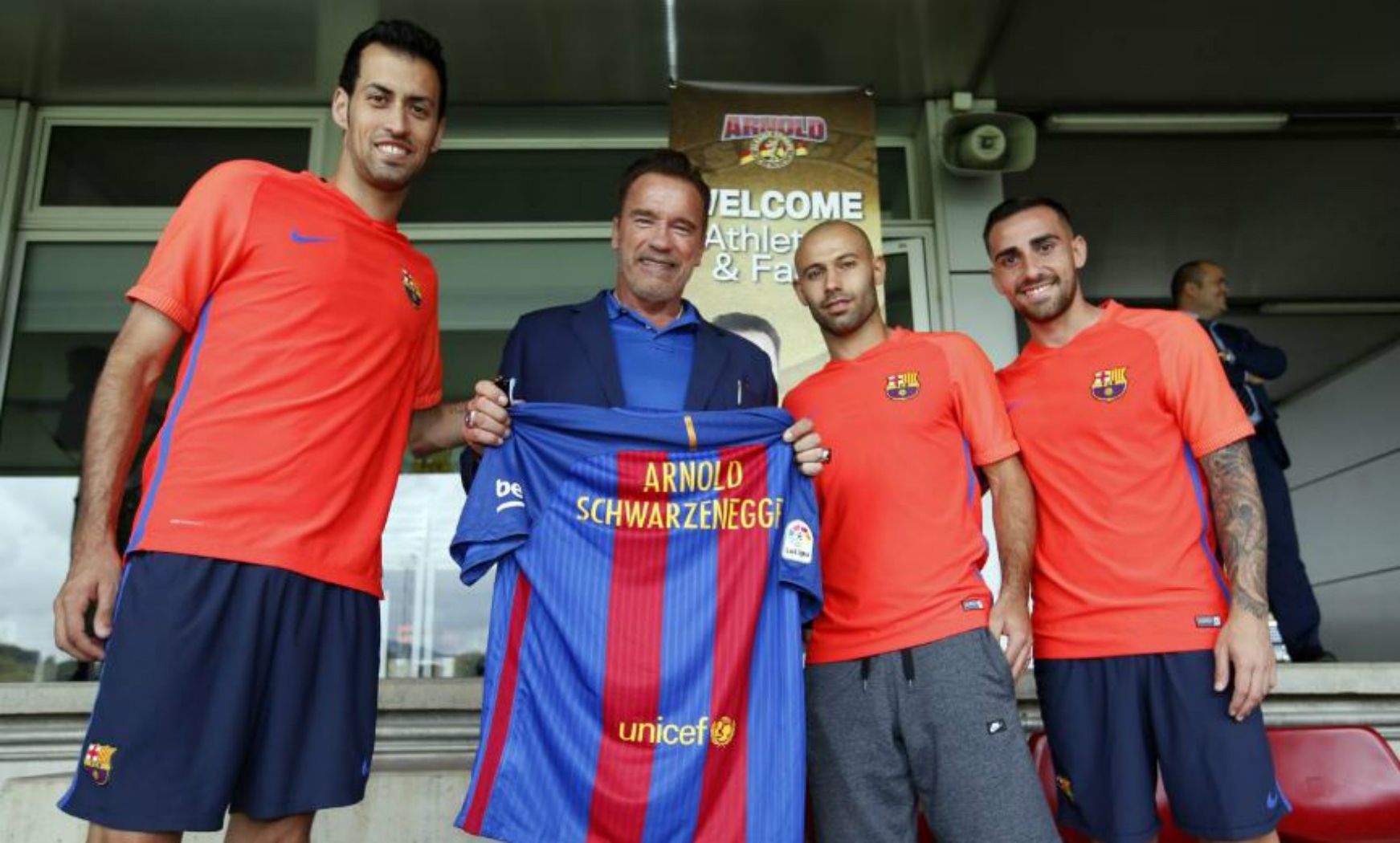 Arnold Schwarzenegger visita el entrenamiento del Barça