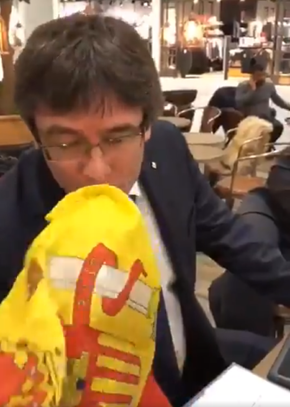Un unionista hace besar la bandera española a Puigdemont