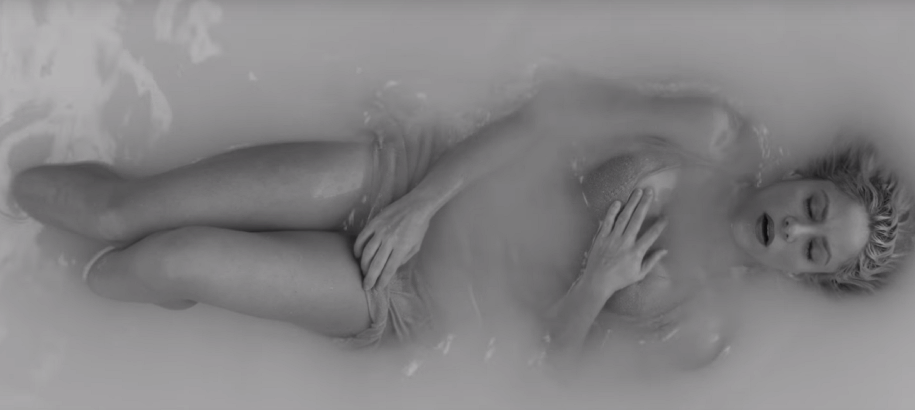 Shakira fa un videoclip eròtic recordant com la va seduir Piqué