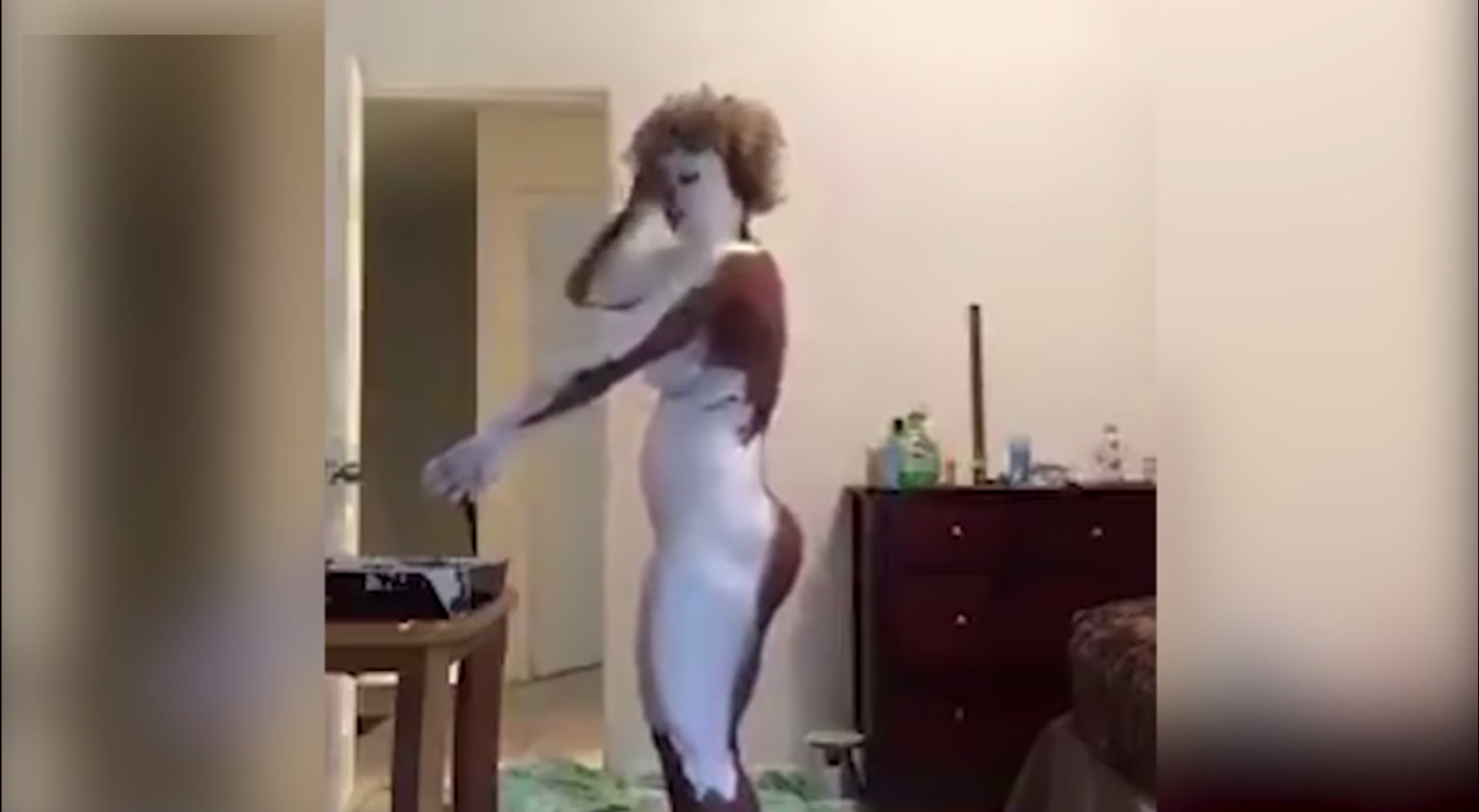 Se pinta el cuerpo de blanco "para sobrevivir" a la violencia racista