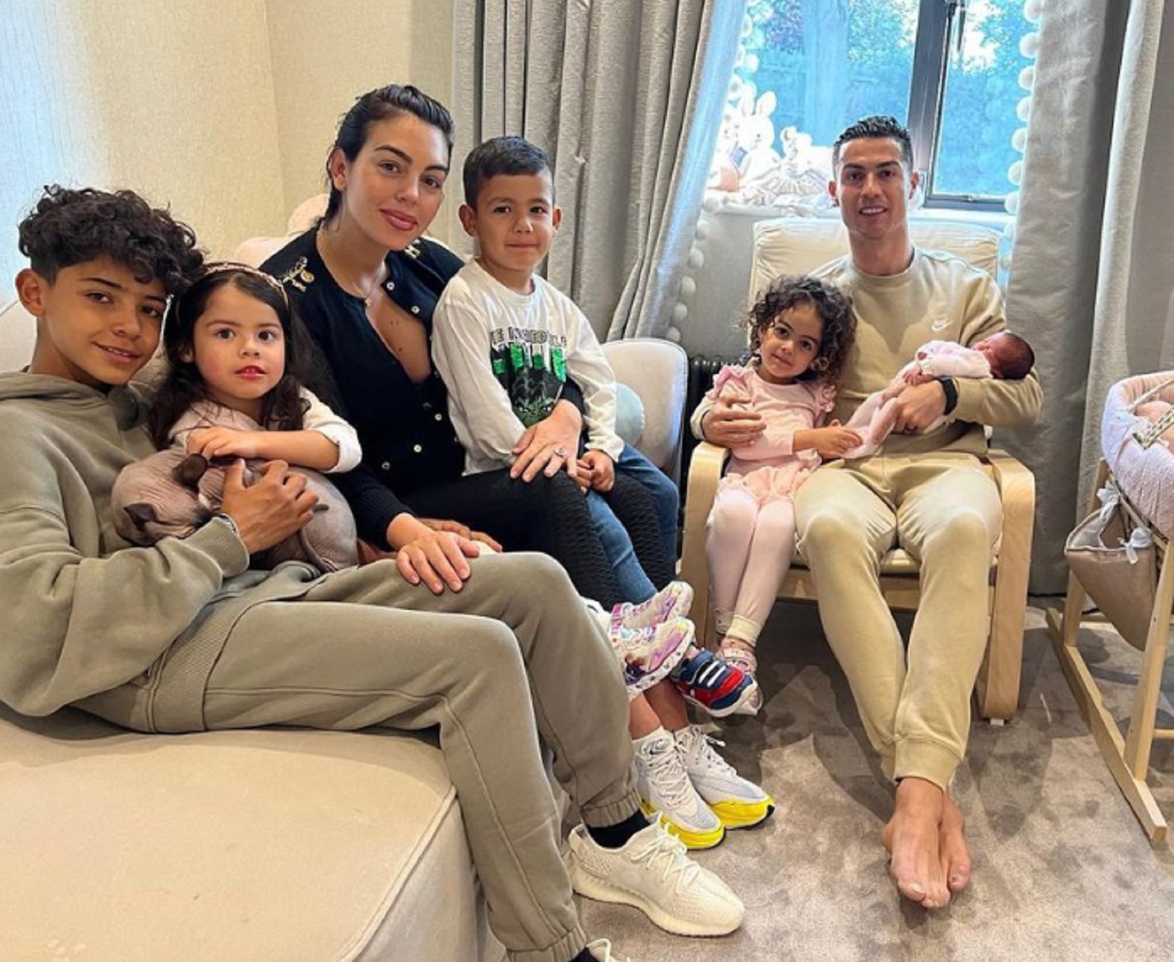 Así es la preciosa Bella Esmeralda, hija de Cristiano y Georgina, que pasea en un carrito de 4 cifras