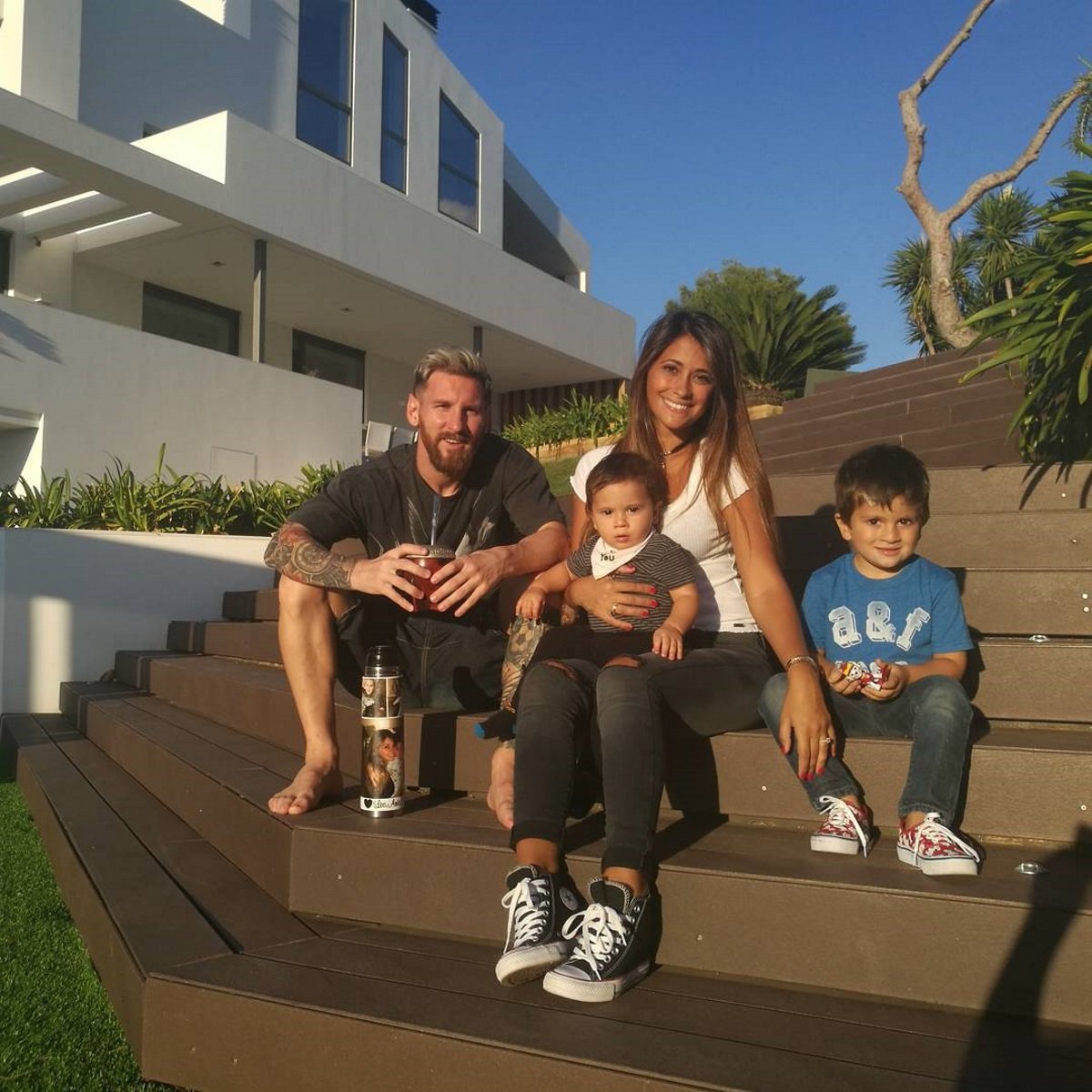 Descubre cómo son las espectaculares casas de Messi y Piqué por dentro