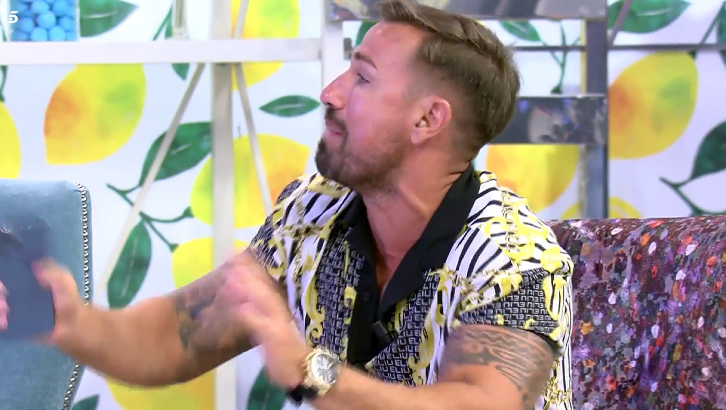 Nuevo "rifirrafa" de Rafa Mora, que hace estallar a esta colaboradora: "¡Imbécil!". Las redes piden su despido