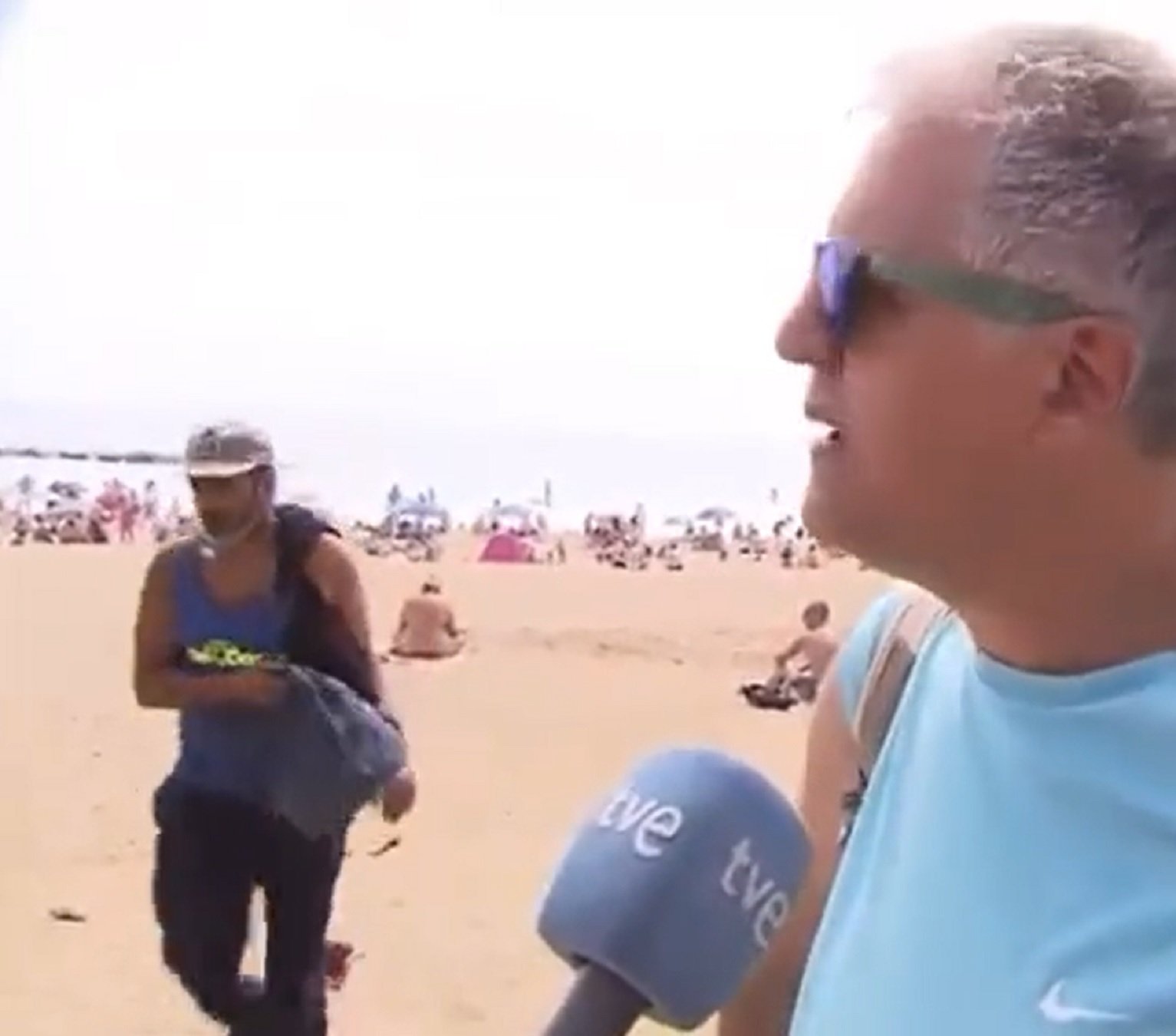 Brutal: TVE grava en directe com roben la bossa a un banyista a la Barceloneta