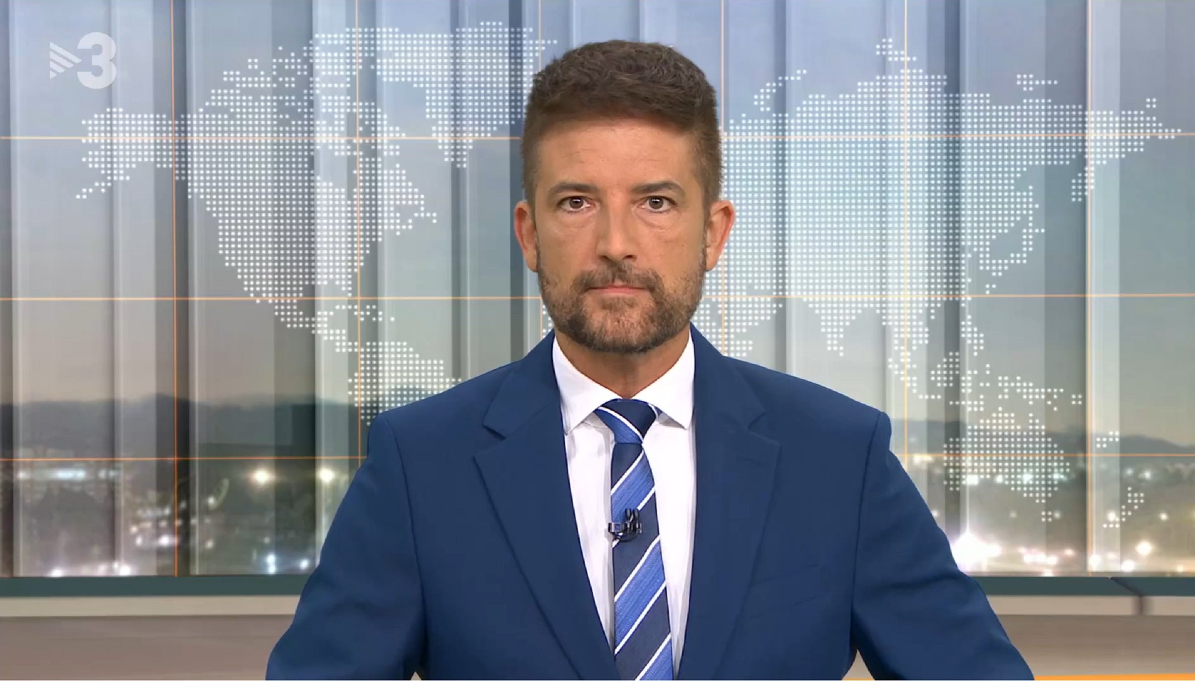 La foto del fill de Toni Cruanyes fent els deures mentre el seu pare torna a TV3