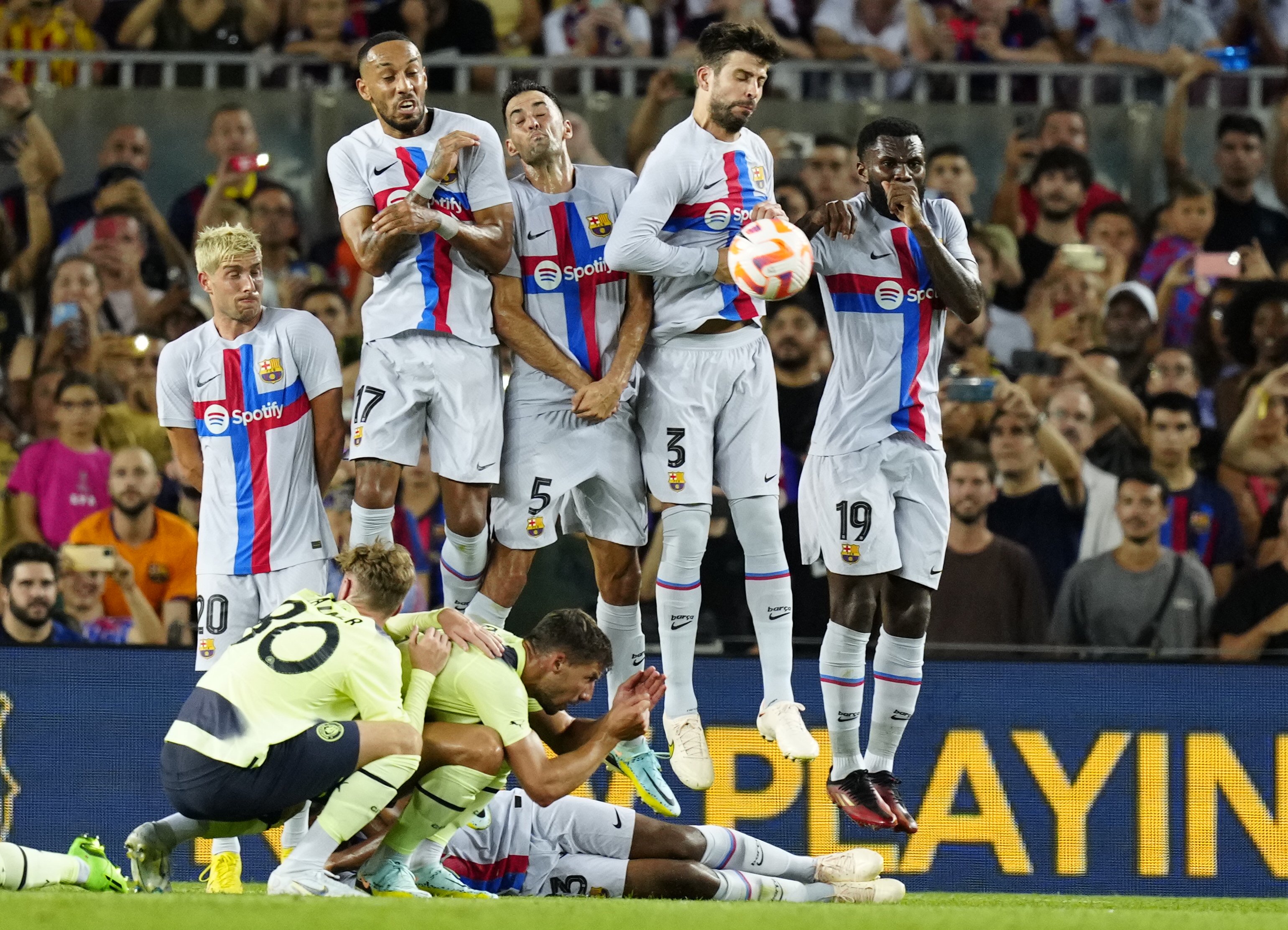 Un jugador del Barça ho ensenya tot quan li estiren els pantalons: foto explícita