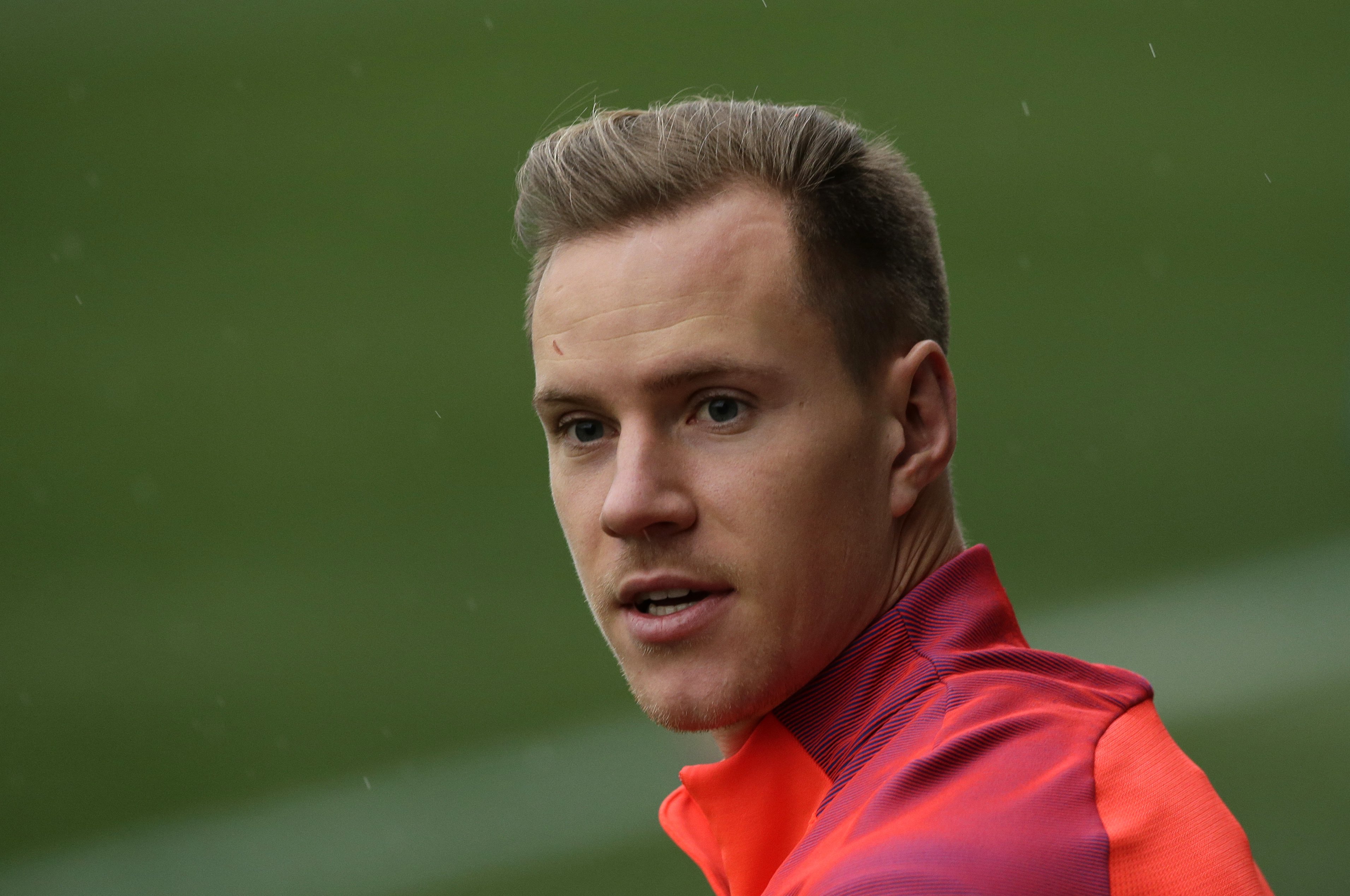 Ter Stegen en un triciclo espectacular de 7.000 € por Barcelona con su hijo Ben