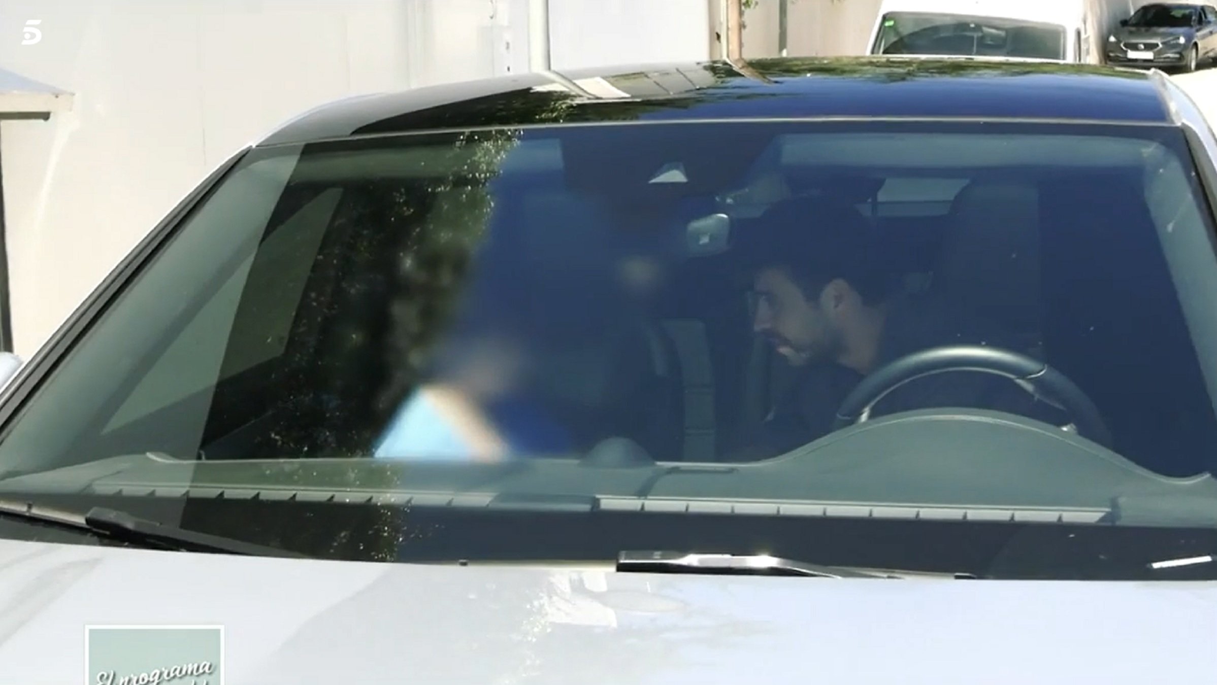 Gerard Piqué devuelve a los hijos a Shakira en la puerta: el detalle más criticado