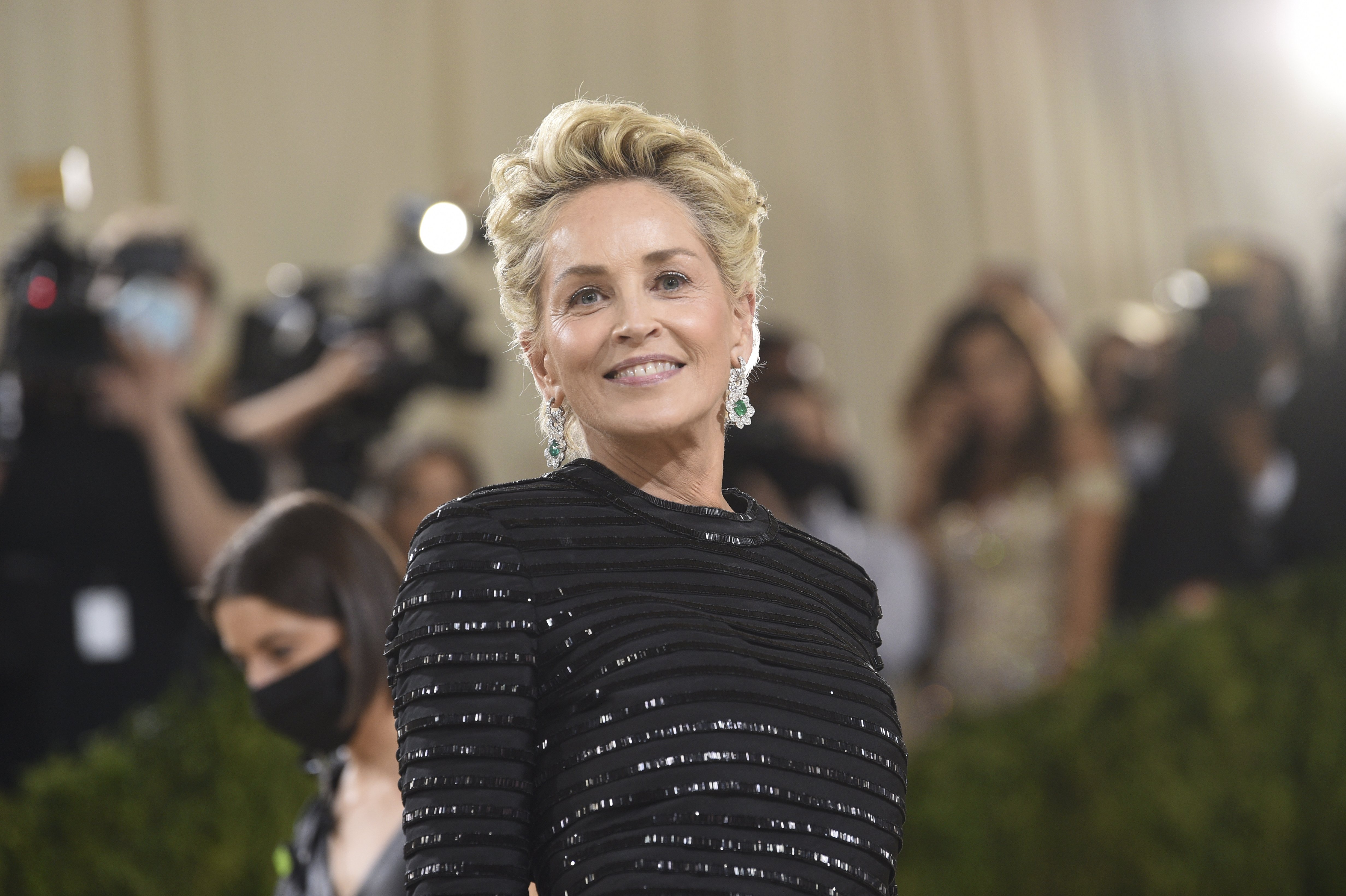 Sharon Stone presume de cuerpo en bikini a los 64 años