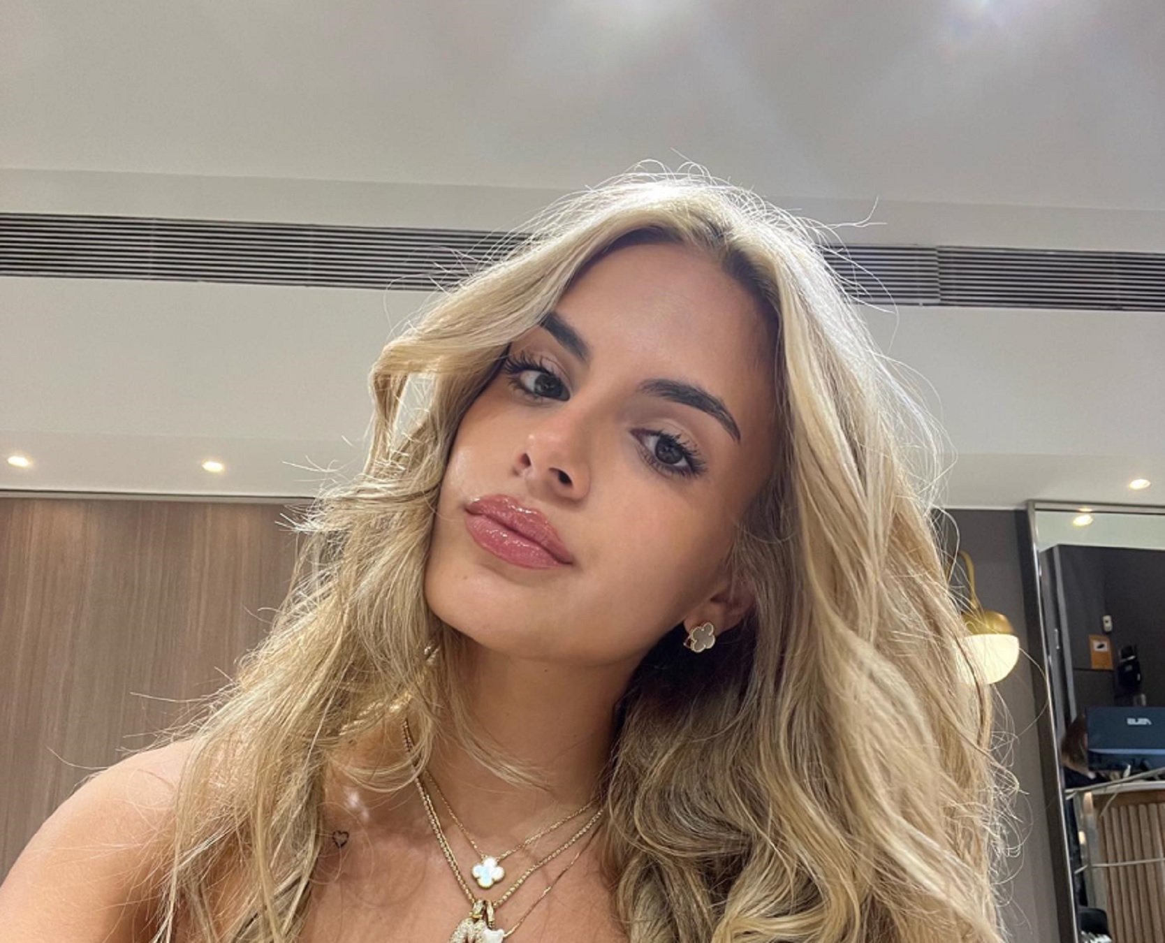 Maria Guardiola, espectacular con un guapo actor de estreno en Barcelona