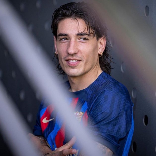 Bellerin and his girlfriend Elena at Camp Nou