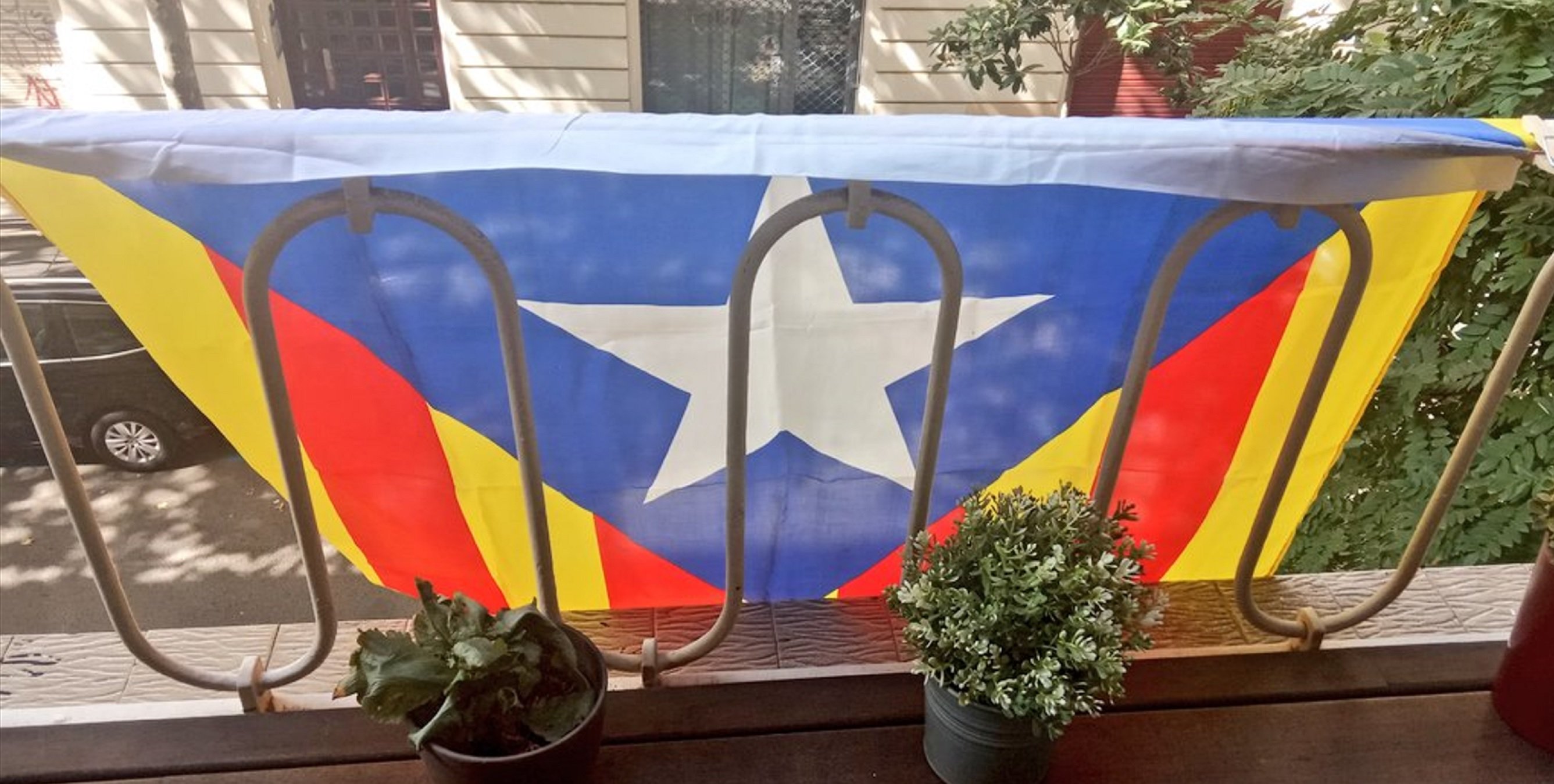 Un presentador de TV3 penja l'estelada al balcó i desafia ERC amb un missatge