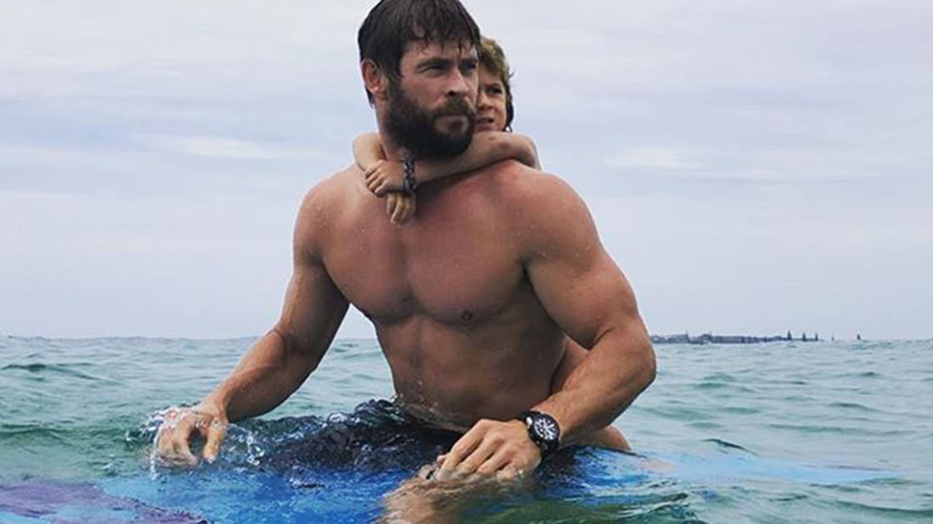 Elsa Pataky té un fill surfista. A Chris Hemsworth li cau la bava amb ell