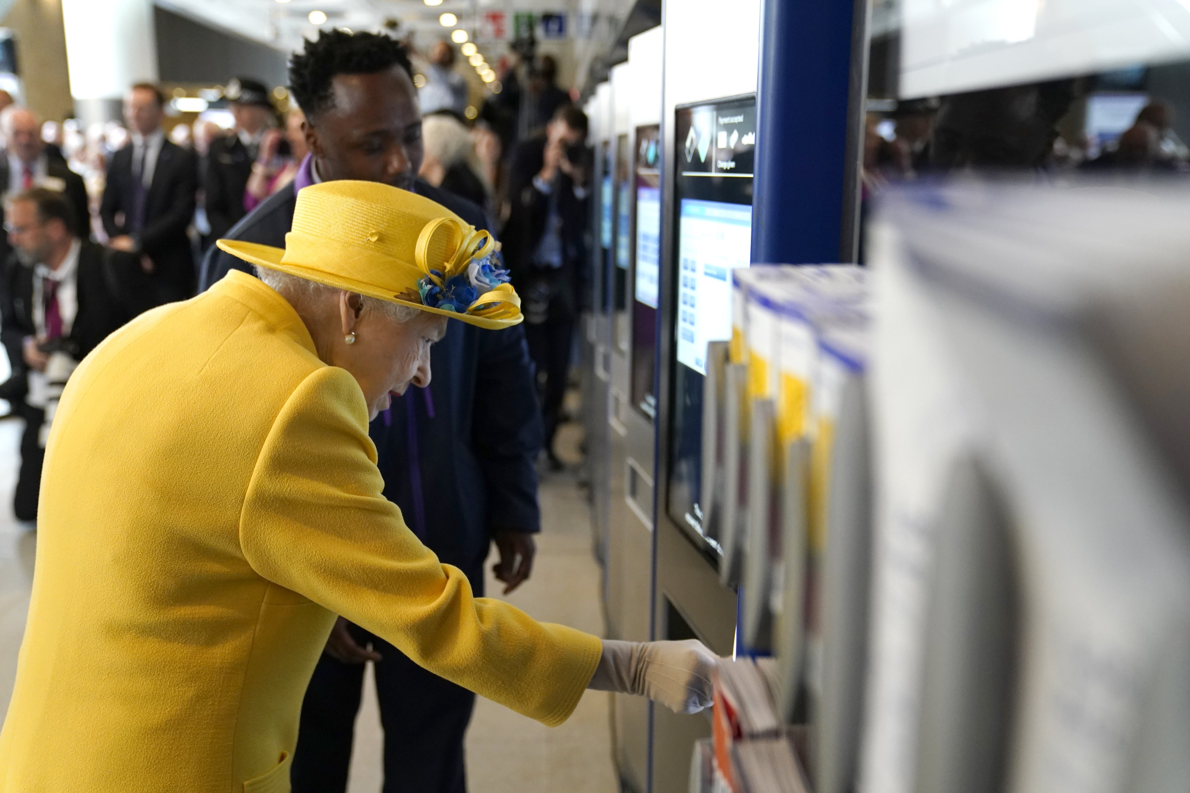 reina isabel ii metro twitter