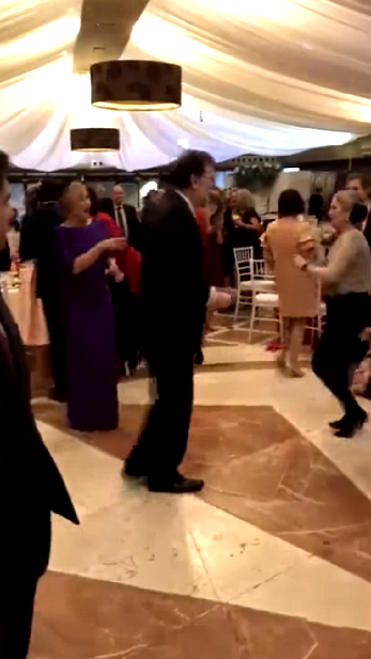 Pillan a Rajoy bailando 'Mi gran noche' y la red estalla a reír