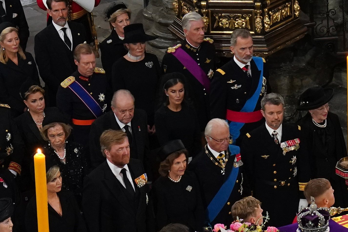Gest indecent de Joan Carles al funeral: això fa. La cara de Letícia, asseguda al costat, un poema