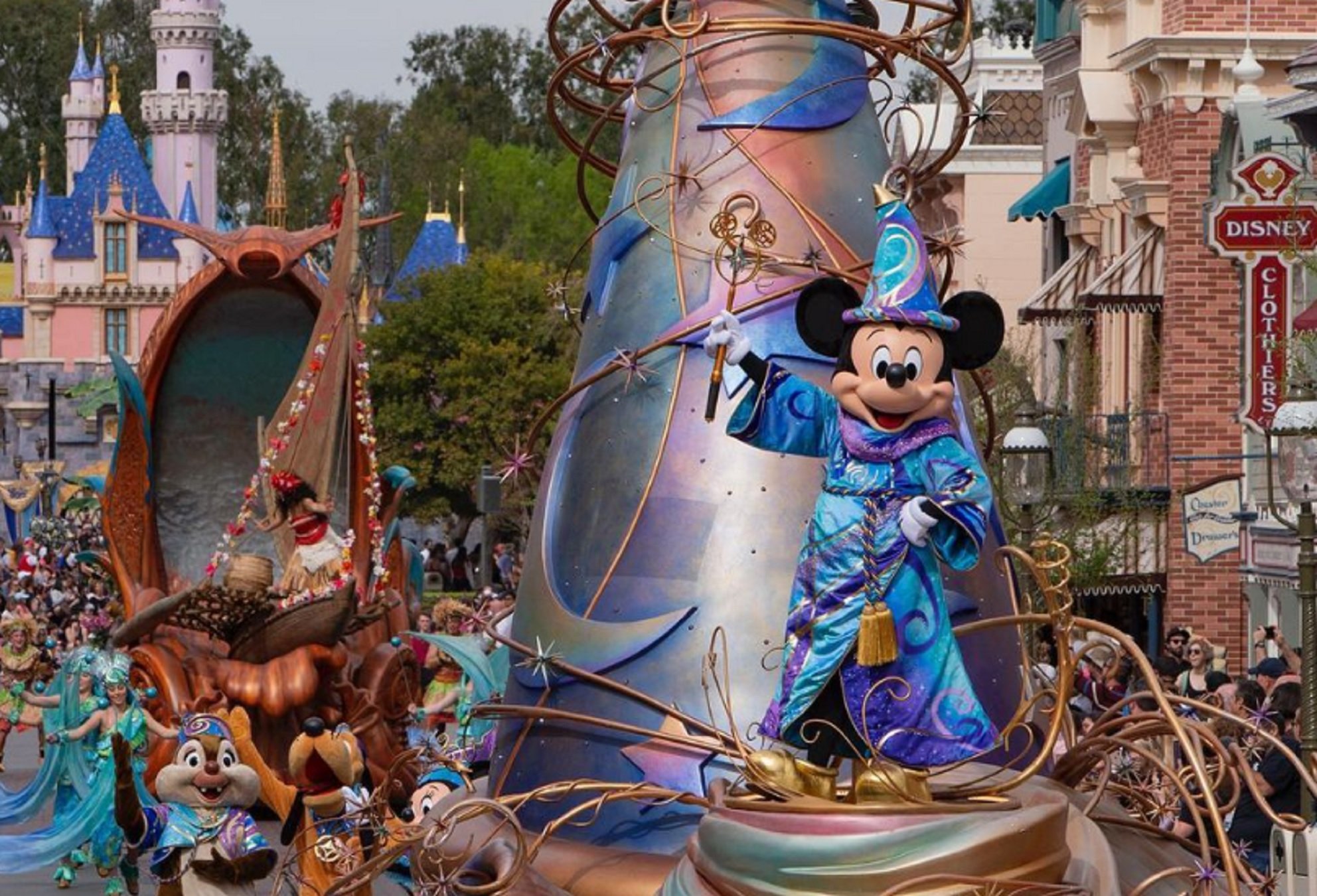 Jugador del Barça y "la nueva Shakira" (no es Chía) se disfrazan de Mickey y Minnie en Disney | FOTOS