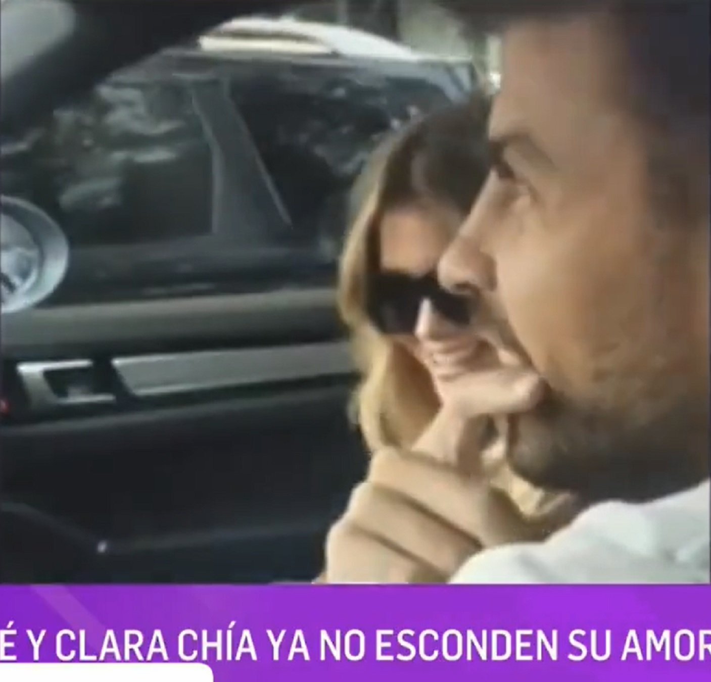 Últimes fotos de Gerard Piqué i Clara Chía, en patinet mirant Shakira a Instagram