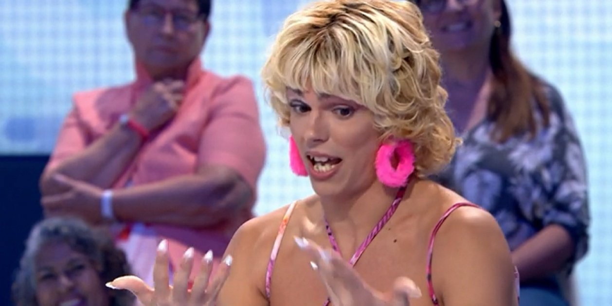 Samantha Hudson se viste con la bandera de España y los indepes la critican
