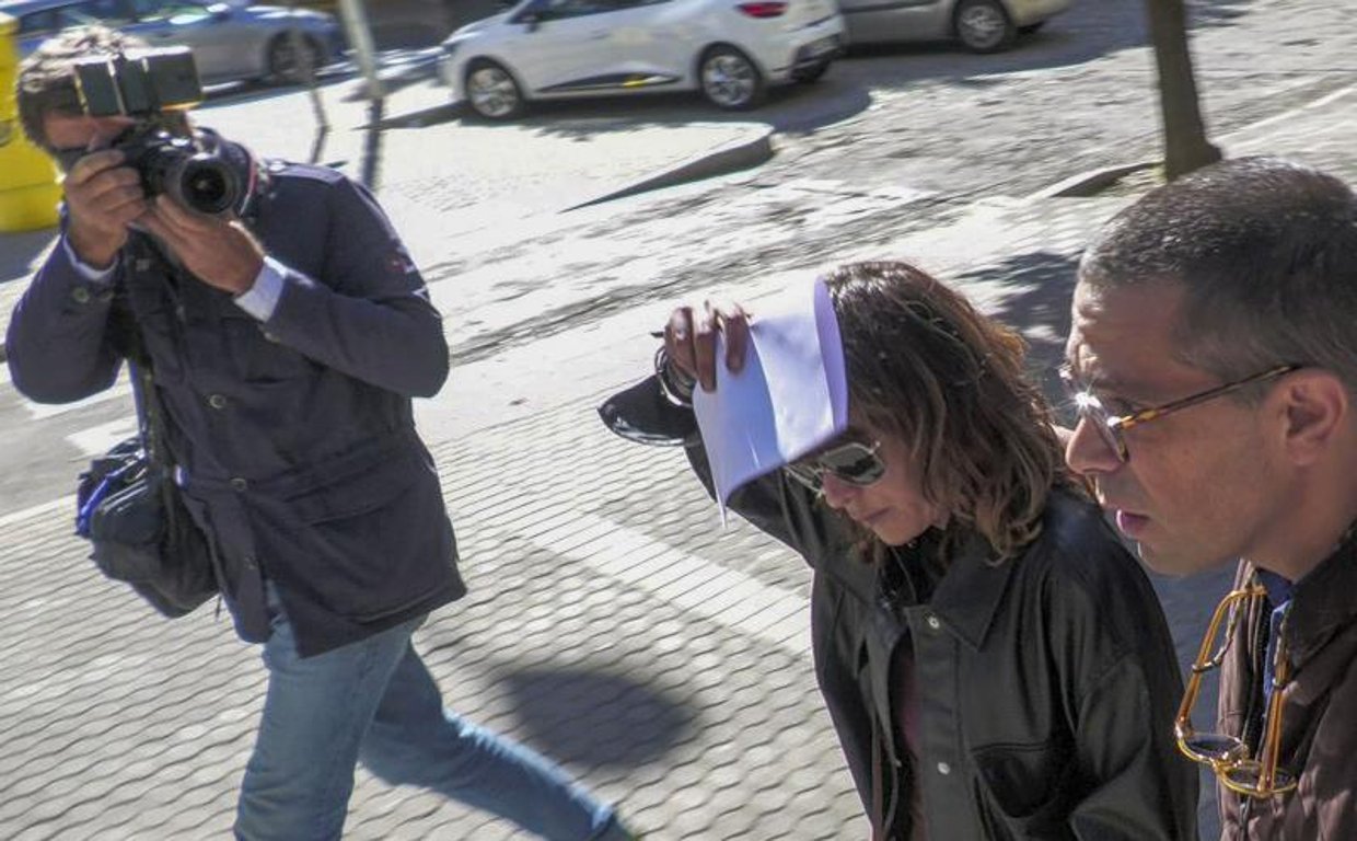 "Beguda o col·locada?". El vídeo viral de María León després de ser detinguda per la Policia Local de Sevilla
