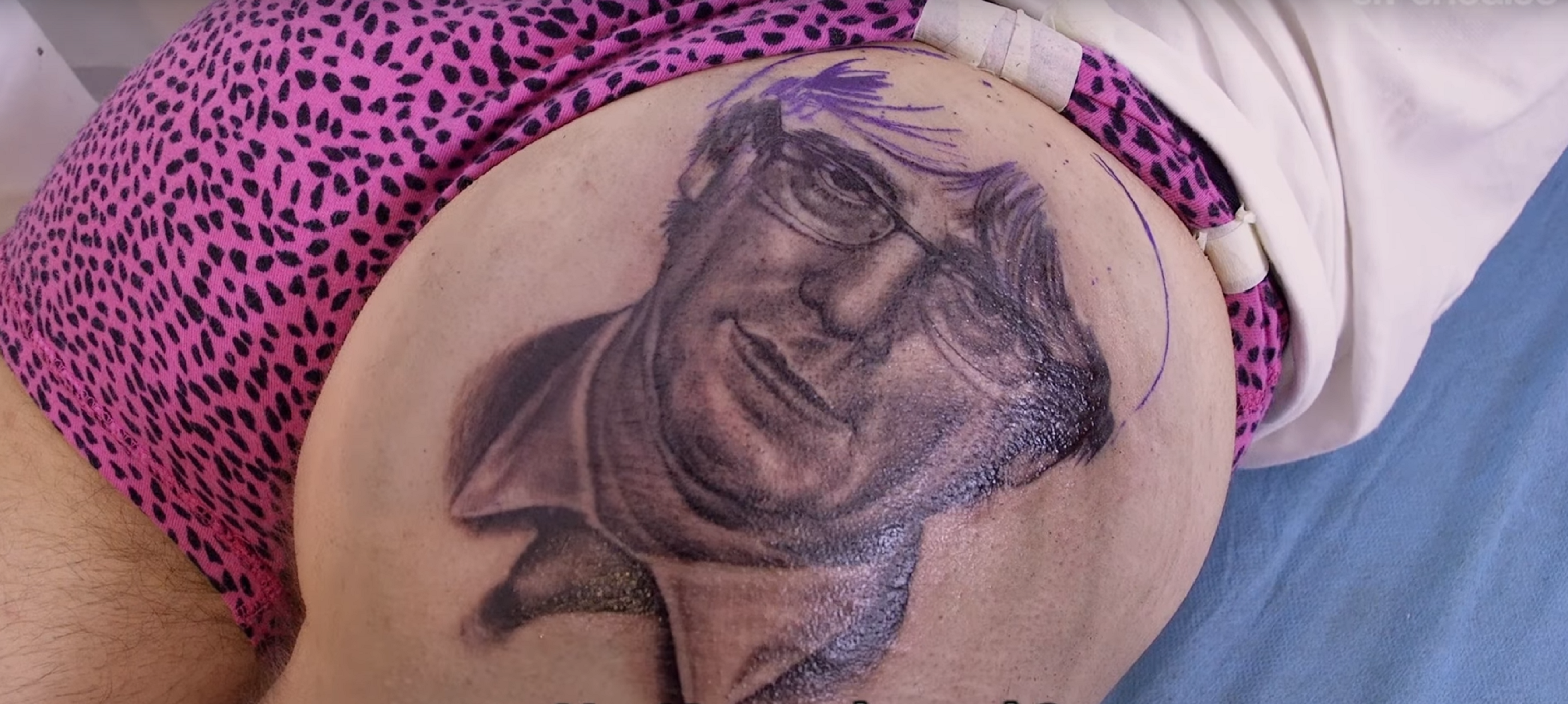 Se tatúa esta foto de Puigdemont de 'El Nacional' en su culo