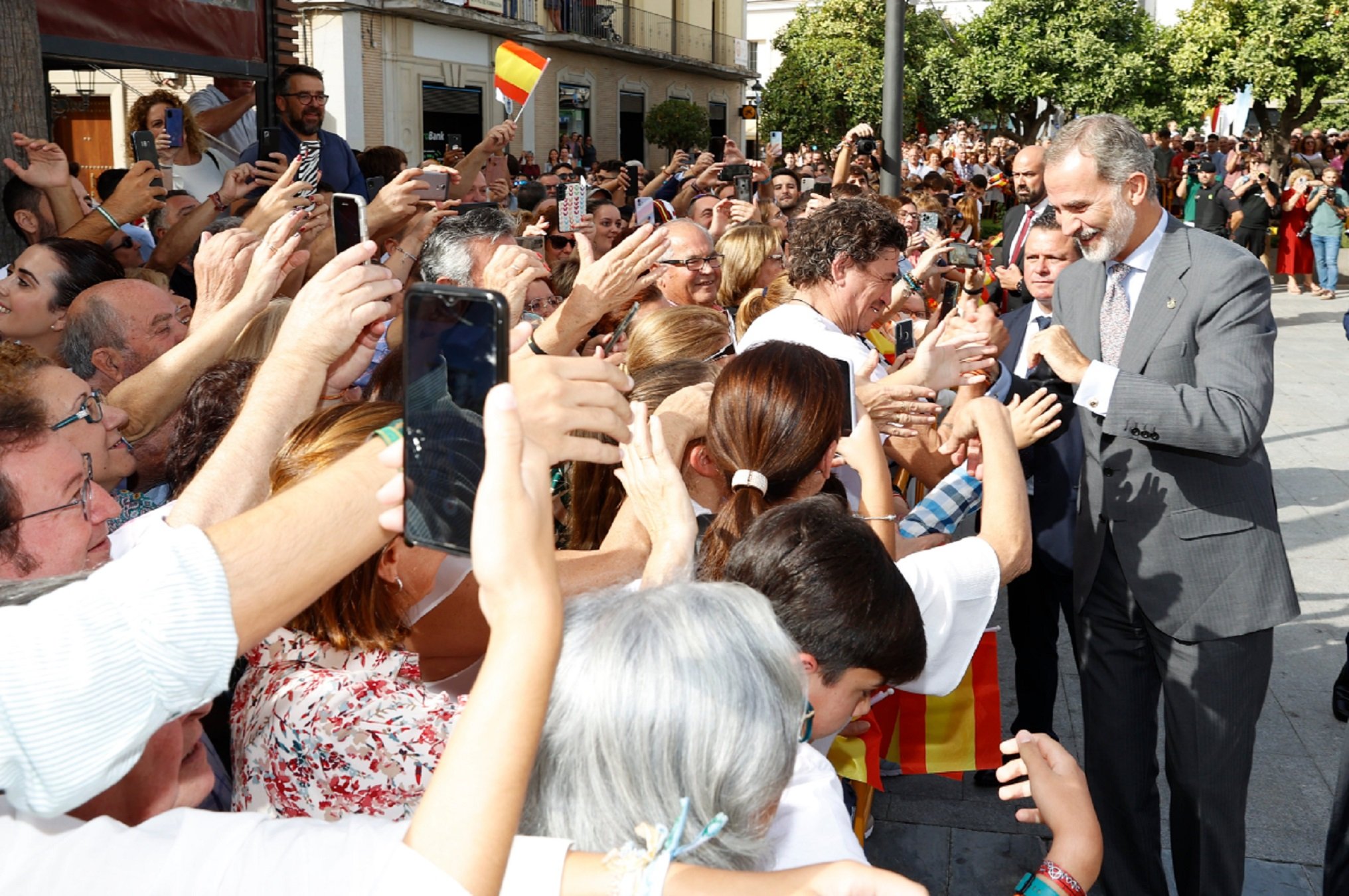 Bufetada a Letícia en la visita de Felip a Lebrija: així l'han vist