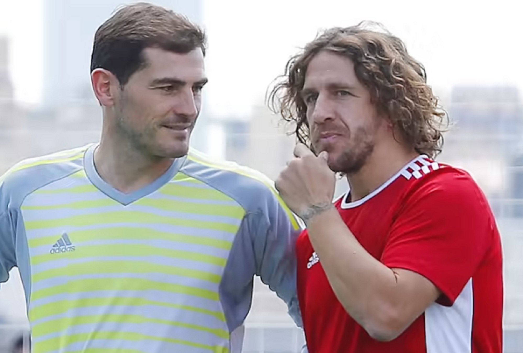 Iker Casillas surt en fals de l'armari i Puyol li segueix el rotllo: "soc gai". Twitter treu fum