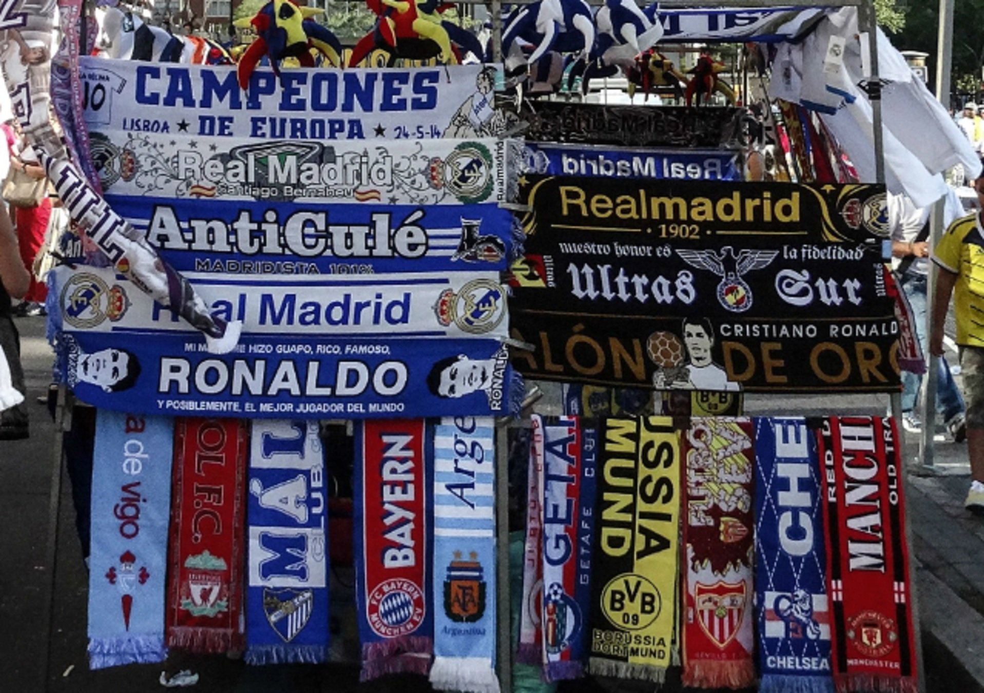 Periodista español muestra una indignante imagen en el Bernabéu con una estelada