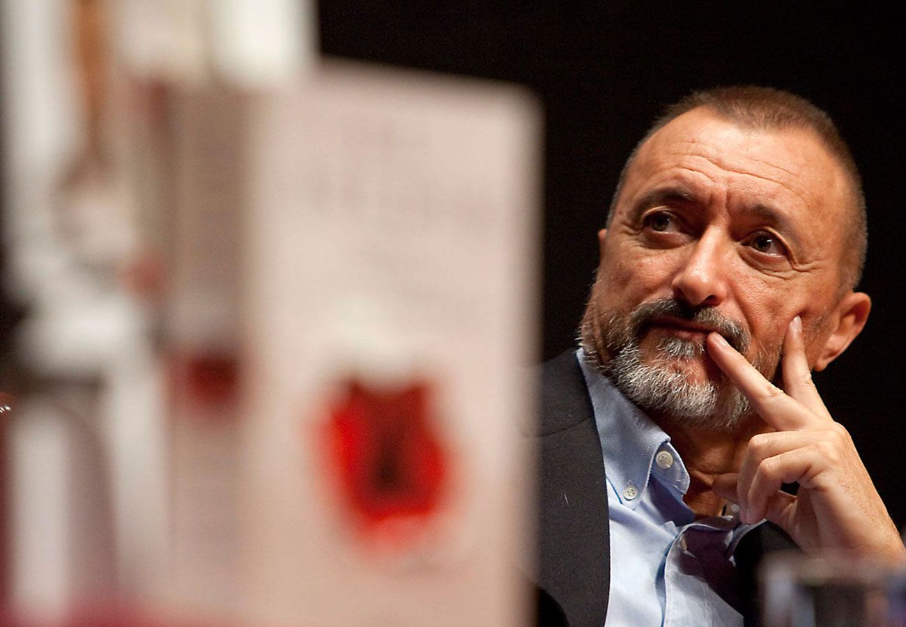 Dos tuits en català de Perez-Reverte contra una senyora de Sabadell que li diu "putu imbècil"