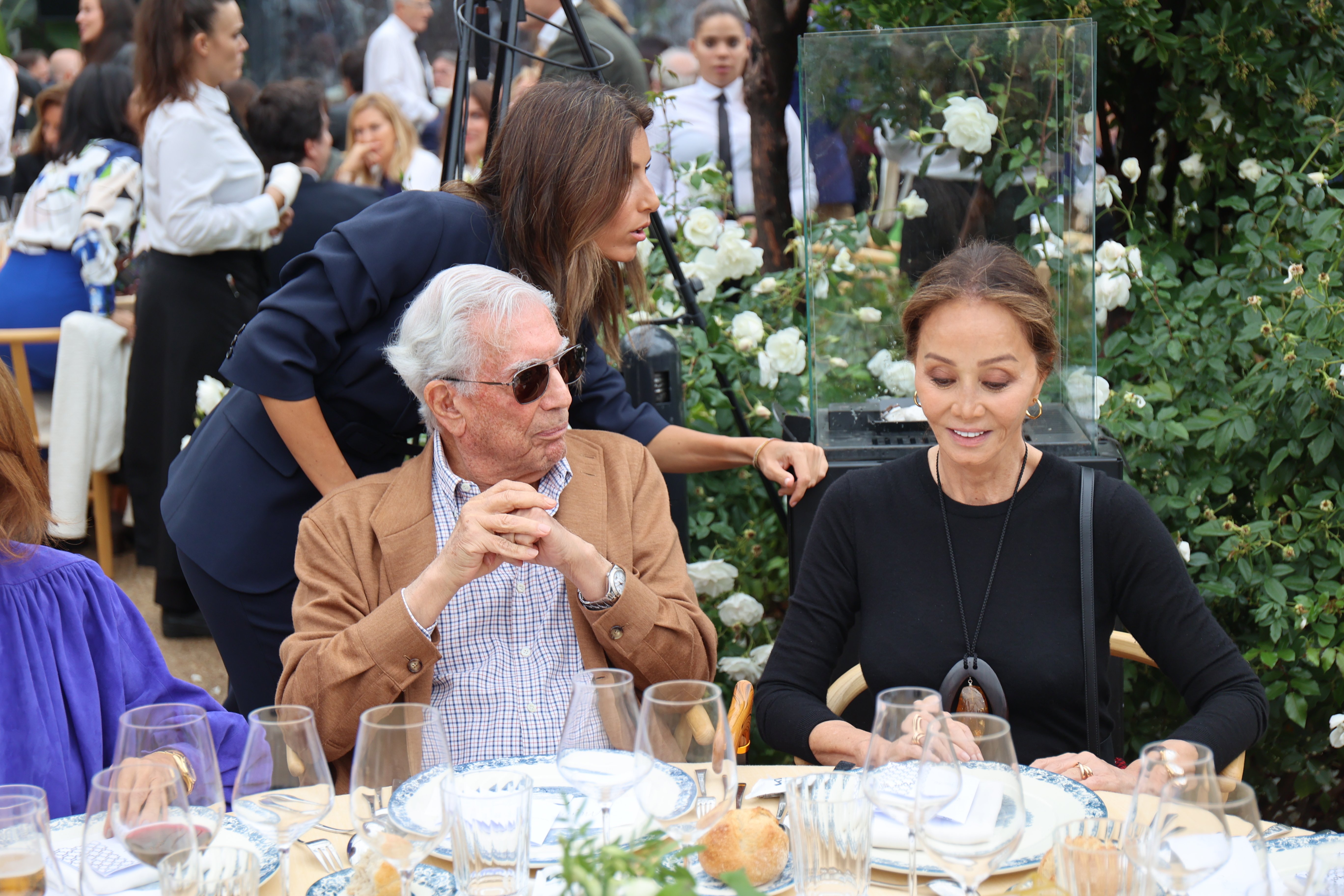 Mario Vargas Llosa reedita la seva polèmica festa amb la flor i la nata fatxa