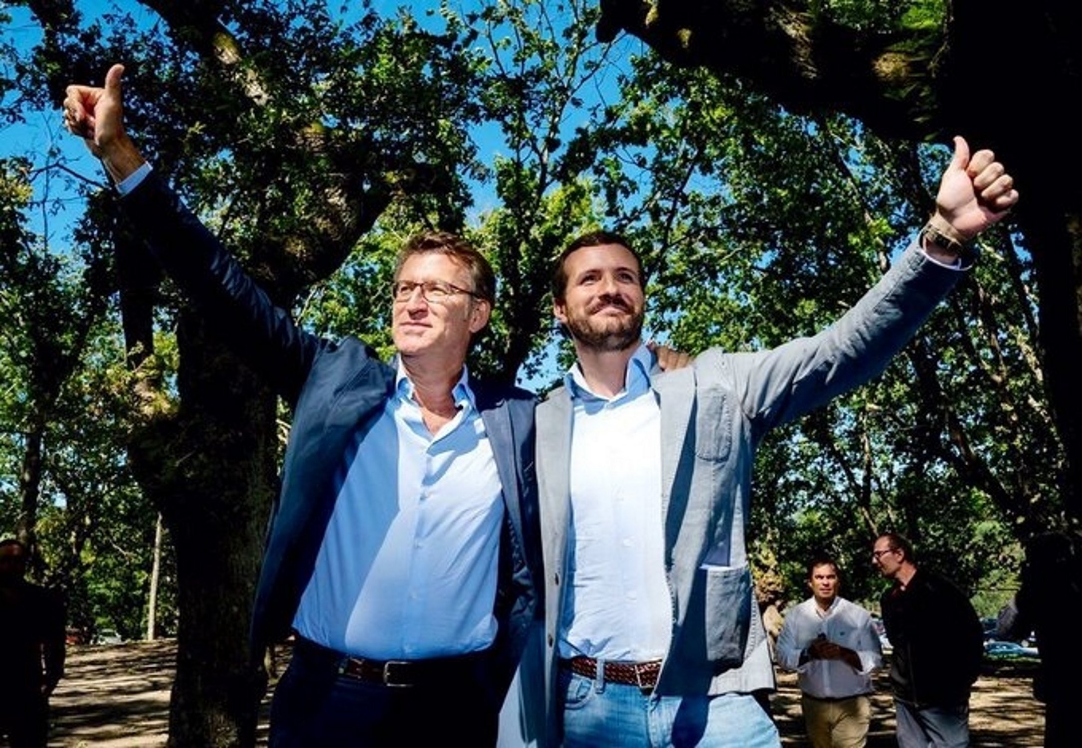 Feijóo supera a Casado: las fotos de una revista que hunden al líder del PP